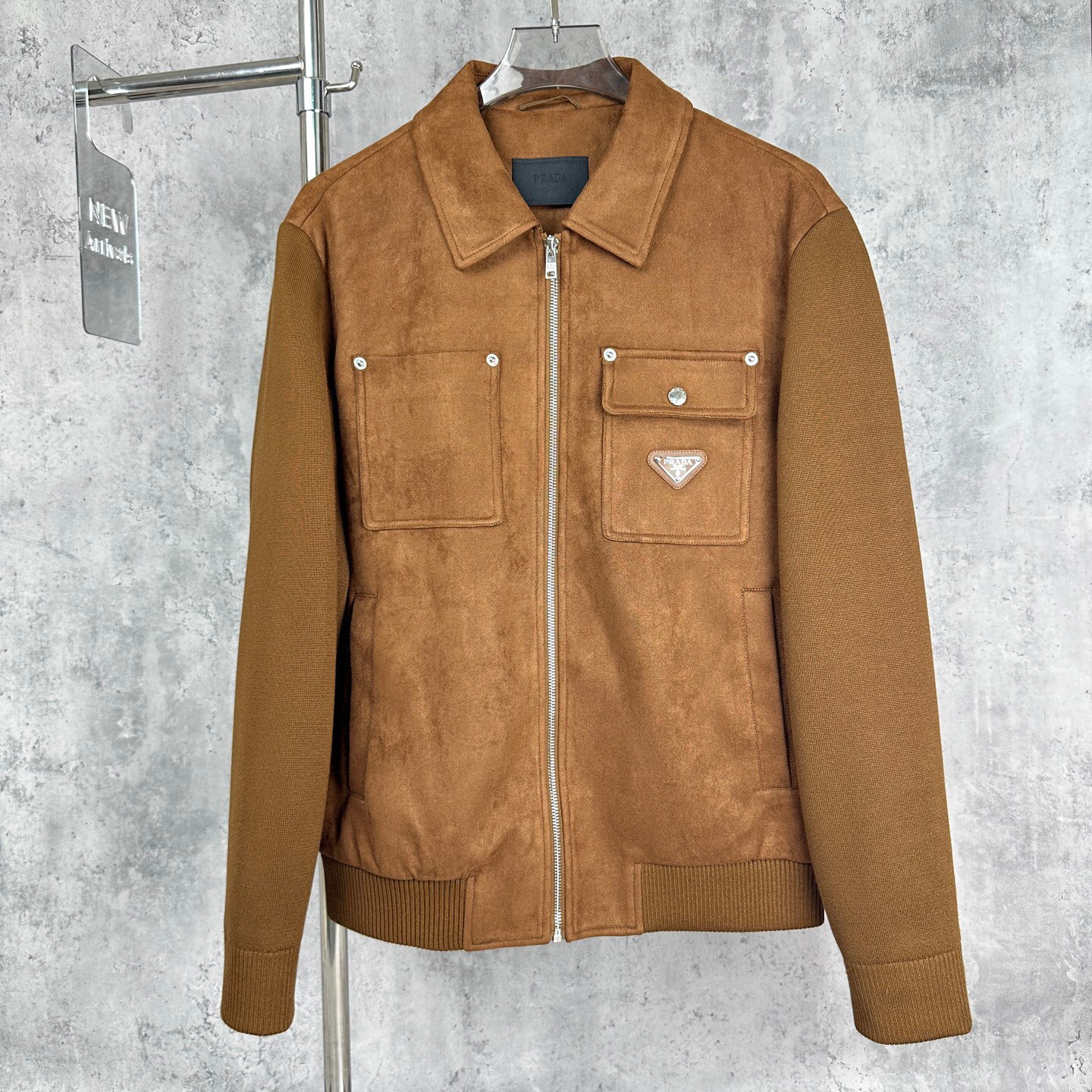 普拉达Prada秋冬新款，客供色织面料拼接麂皮绒大翻领双口袋设计夹克外套荣耀呈现！ 探索时尚前沿，感受材