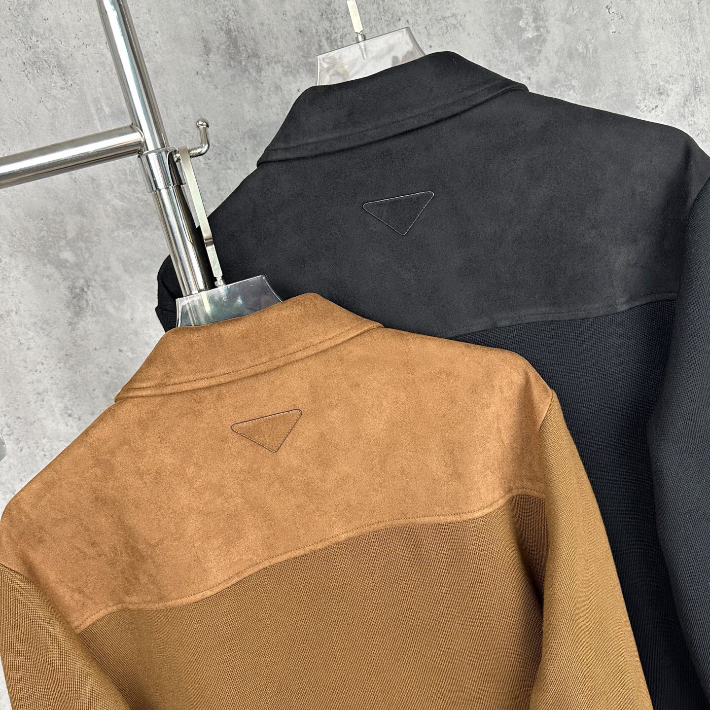 普拉达Prada秋冬新款，客供色织面料拼接麂皮绒大翻领双口袋设计夹克外套荣耀呈现！ 探索时尚前沿，感受材