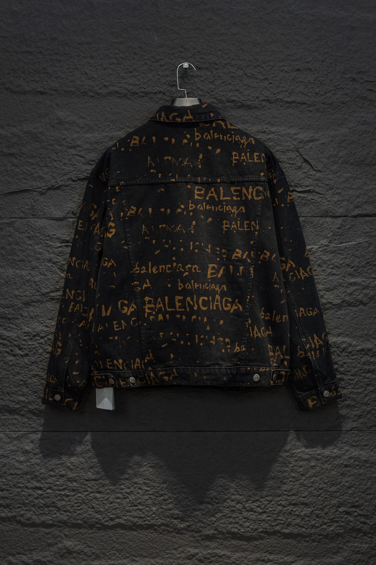 Paris Family’s Time-Limited Shop: Latest Cowboy Jacket Design Draws Crazy Fans. - 图片 2