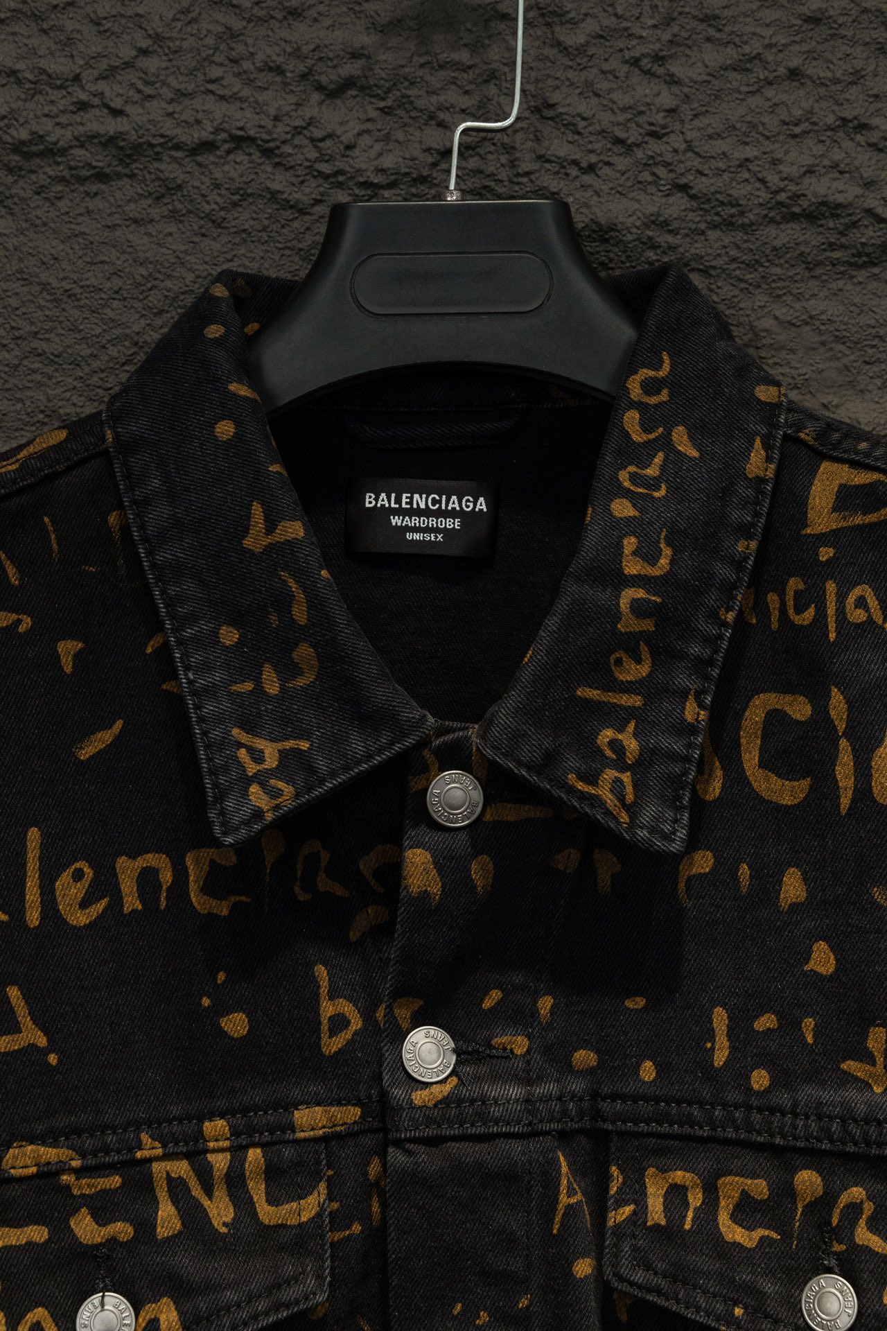 Paris Family’s Time-Limited Shop: Latest Cowboy Jacket Design Draws Crazy Fans. - 图片 4