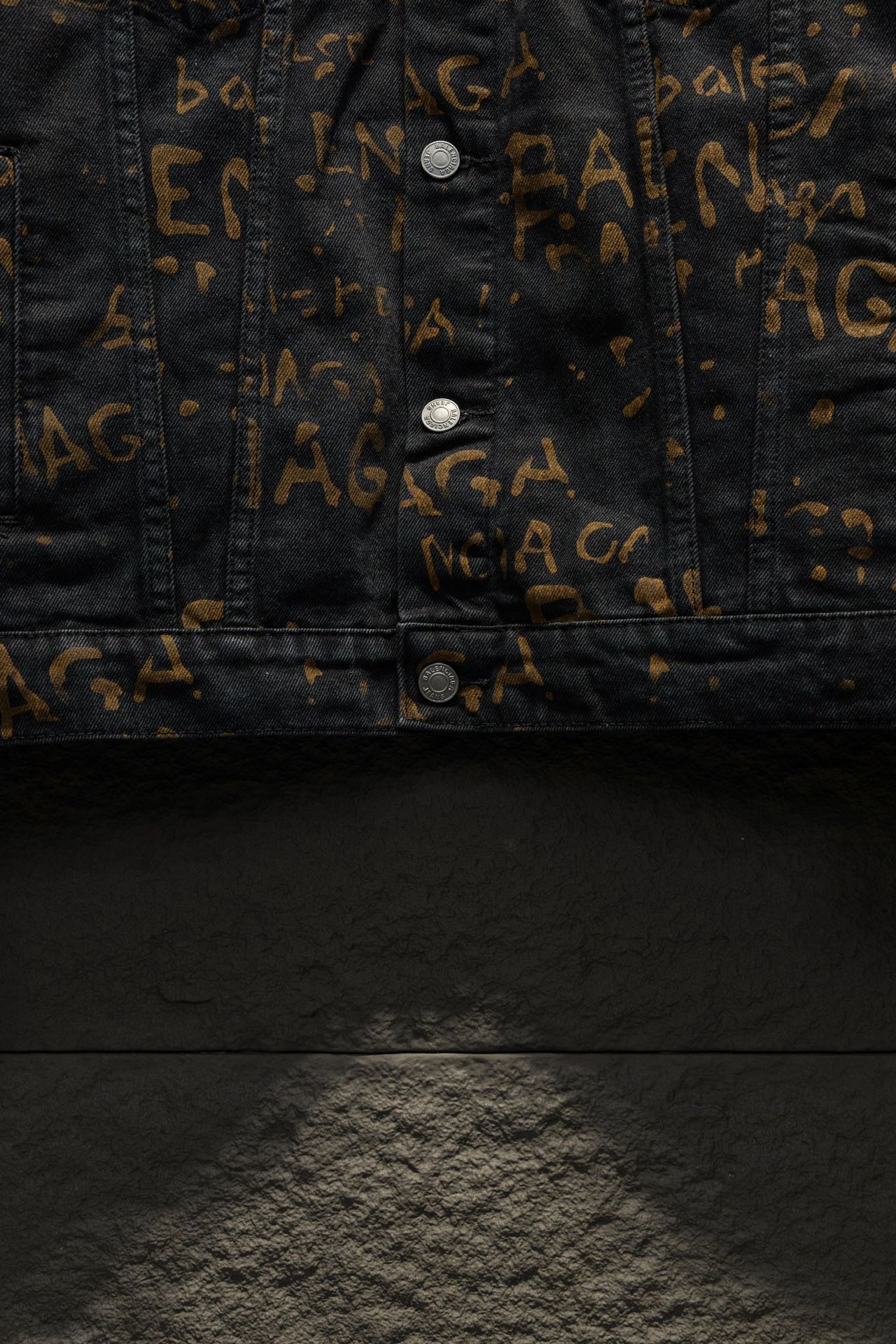 Paris Family’s Time-Limited Shop: Latest Cowboy Jacket Design Draws Crazy Fans. - 图片 8