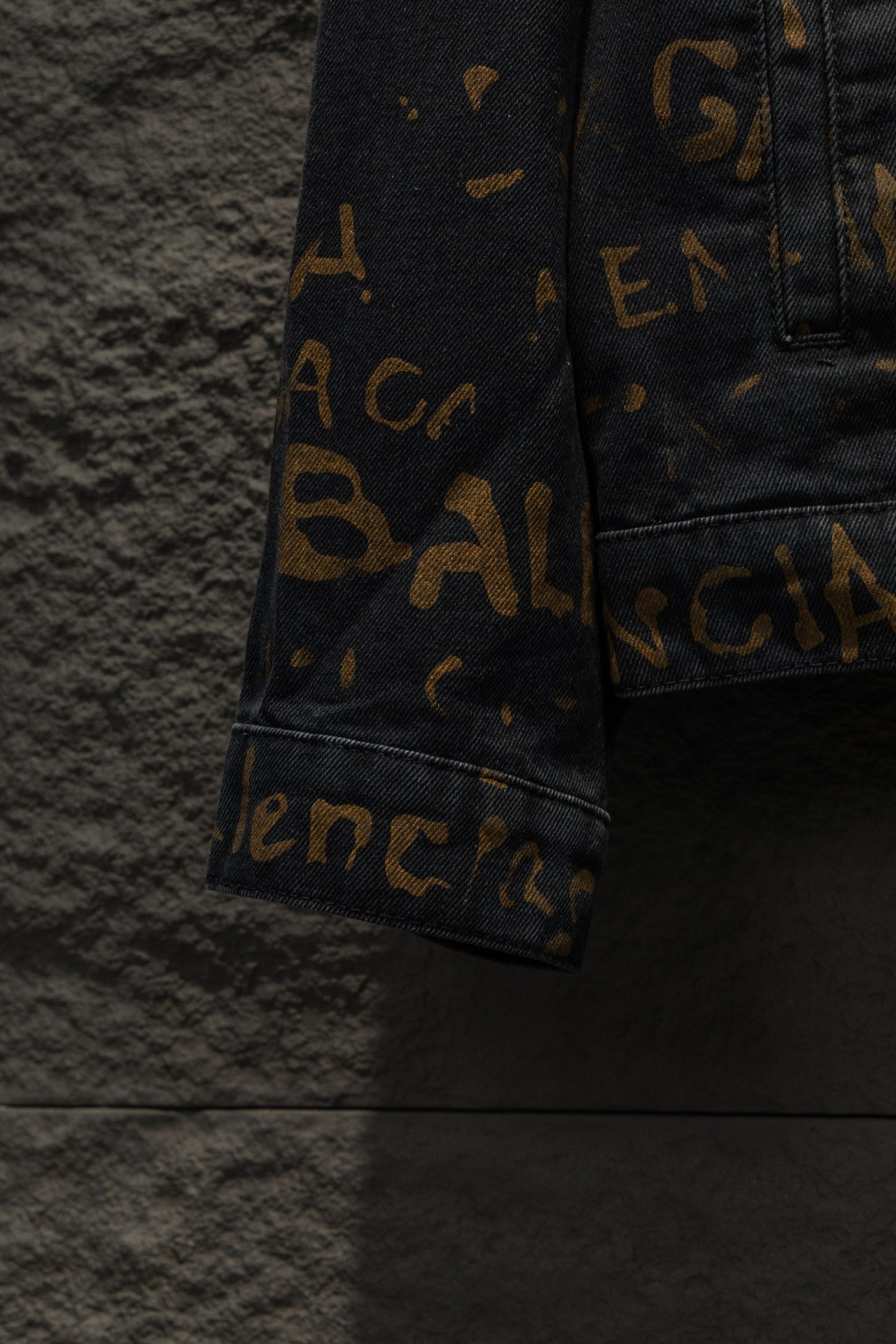 Paris Family’s Time-Limited Shop: Latest Cowboy Jacket Design Draws Crazy Fans. - 图片 6