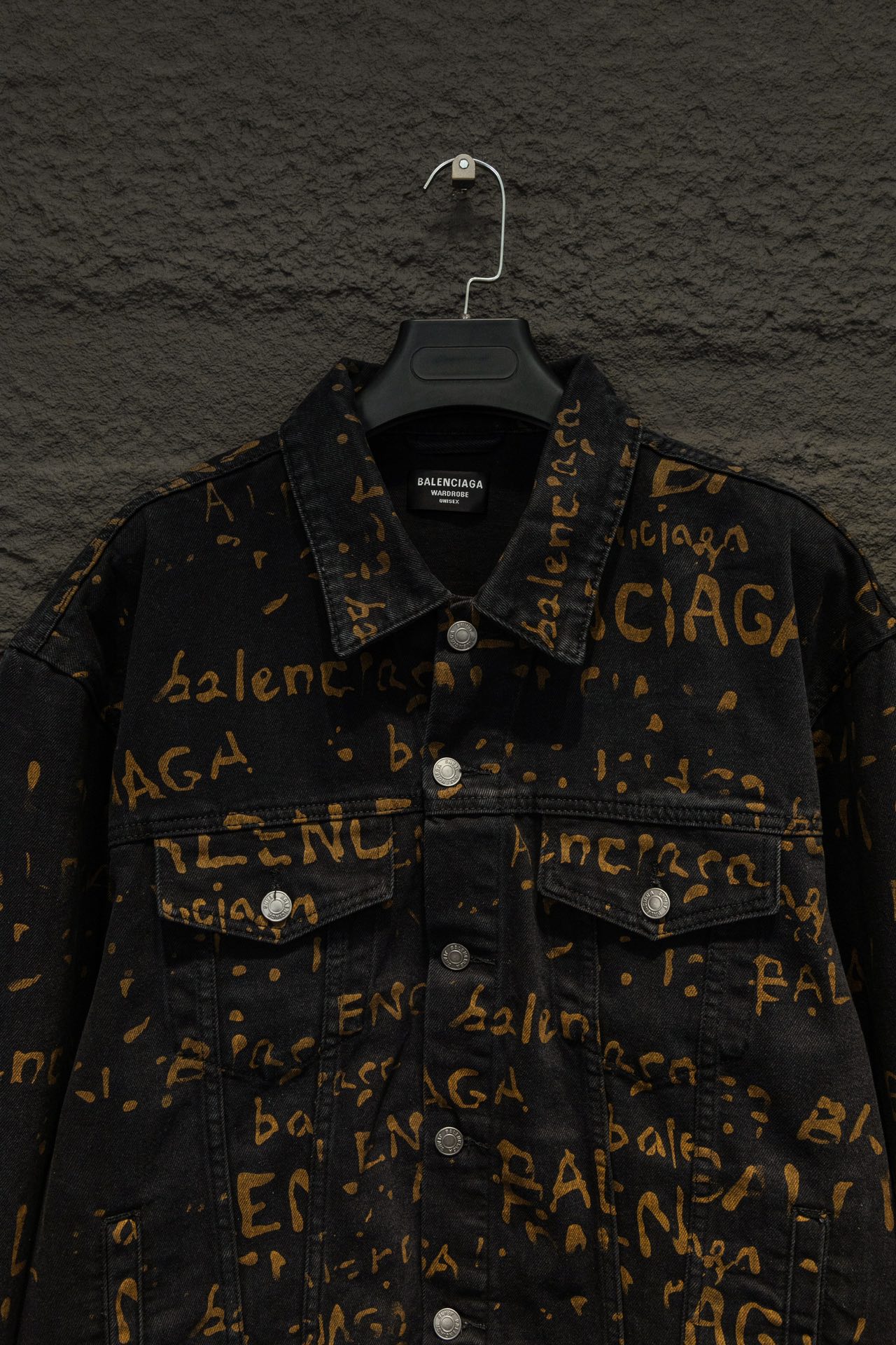 Paris Family’s Time-Limited Shop: Latest Cowboy Jacket Design Draws Crazy Fans. - 图片 3