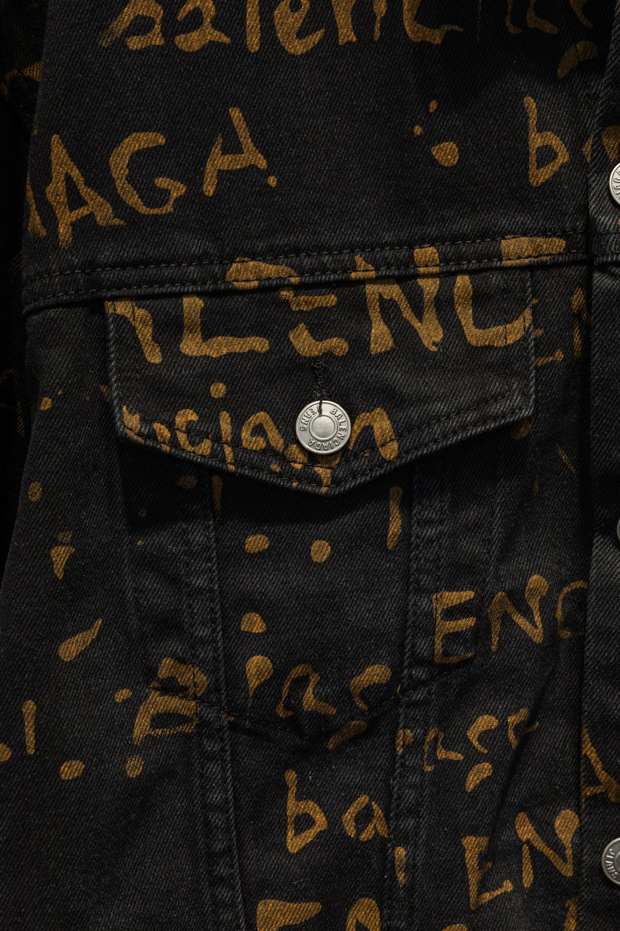 Paris Family’s Time-Limited Shop: Latest Cowboy Jacket Design Draws Crazy Fans. - 图片 5