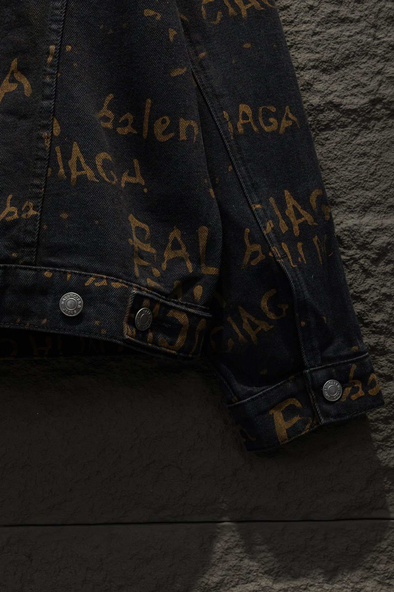 Paris Family’s Time-Limited Shop: Latest Cowboy Jacket Design Draws Crazy Fans. - 图片 9