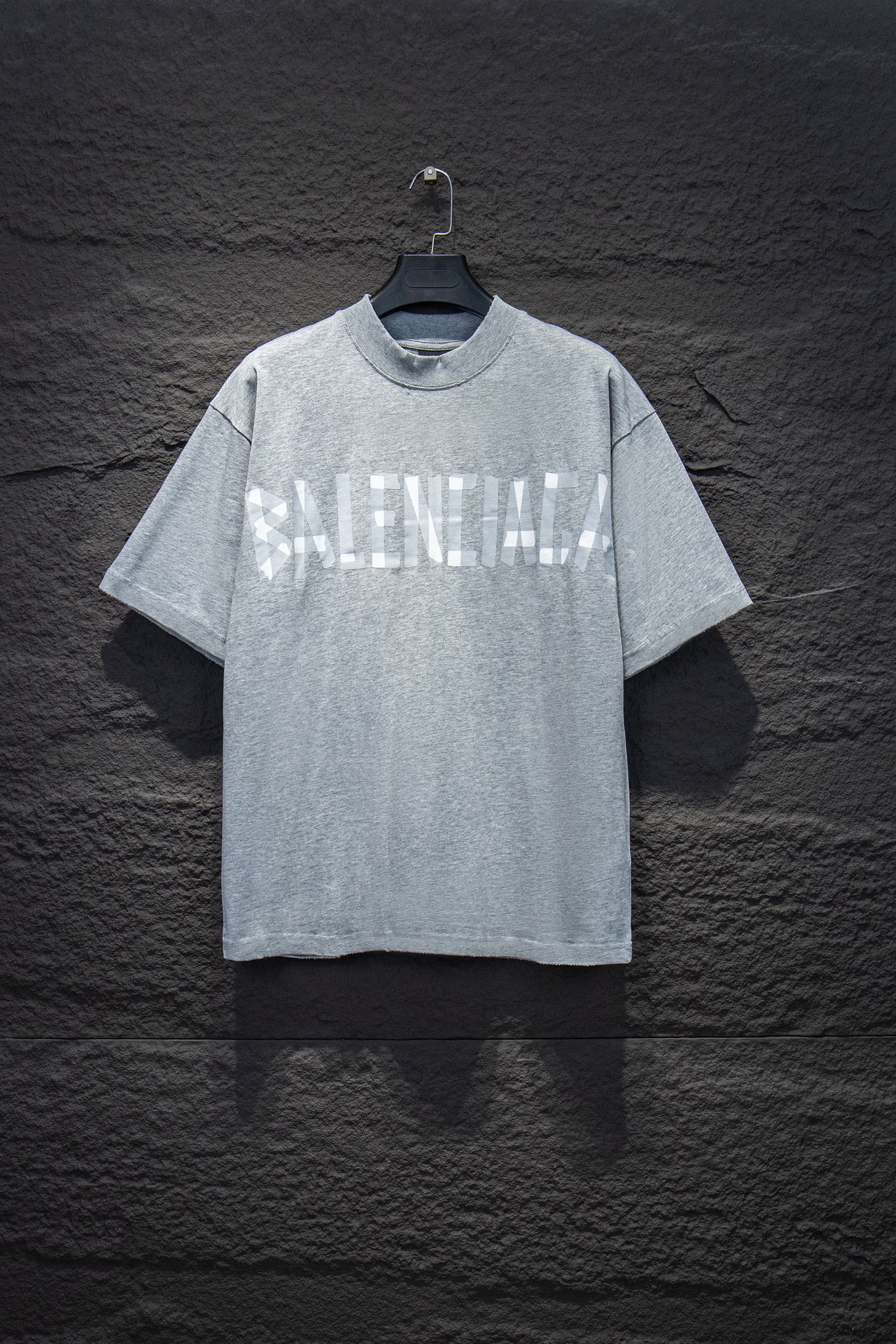 
Balenciaga.25SS
⚠️抢购ZP开发定染面料色.破洞.印花.水洗.做旧.版型.

采用32