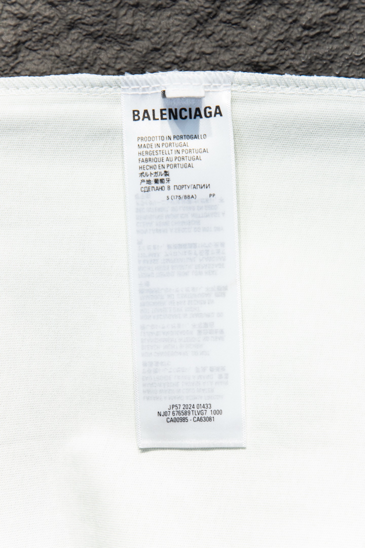 
Balenciaga.25SS
⚠️抢购ZP开发定染面料色.破洞.印花.水洗.做旧.版型.

采用32
