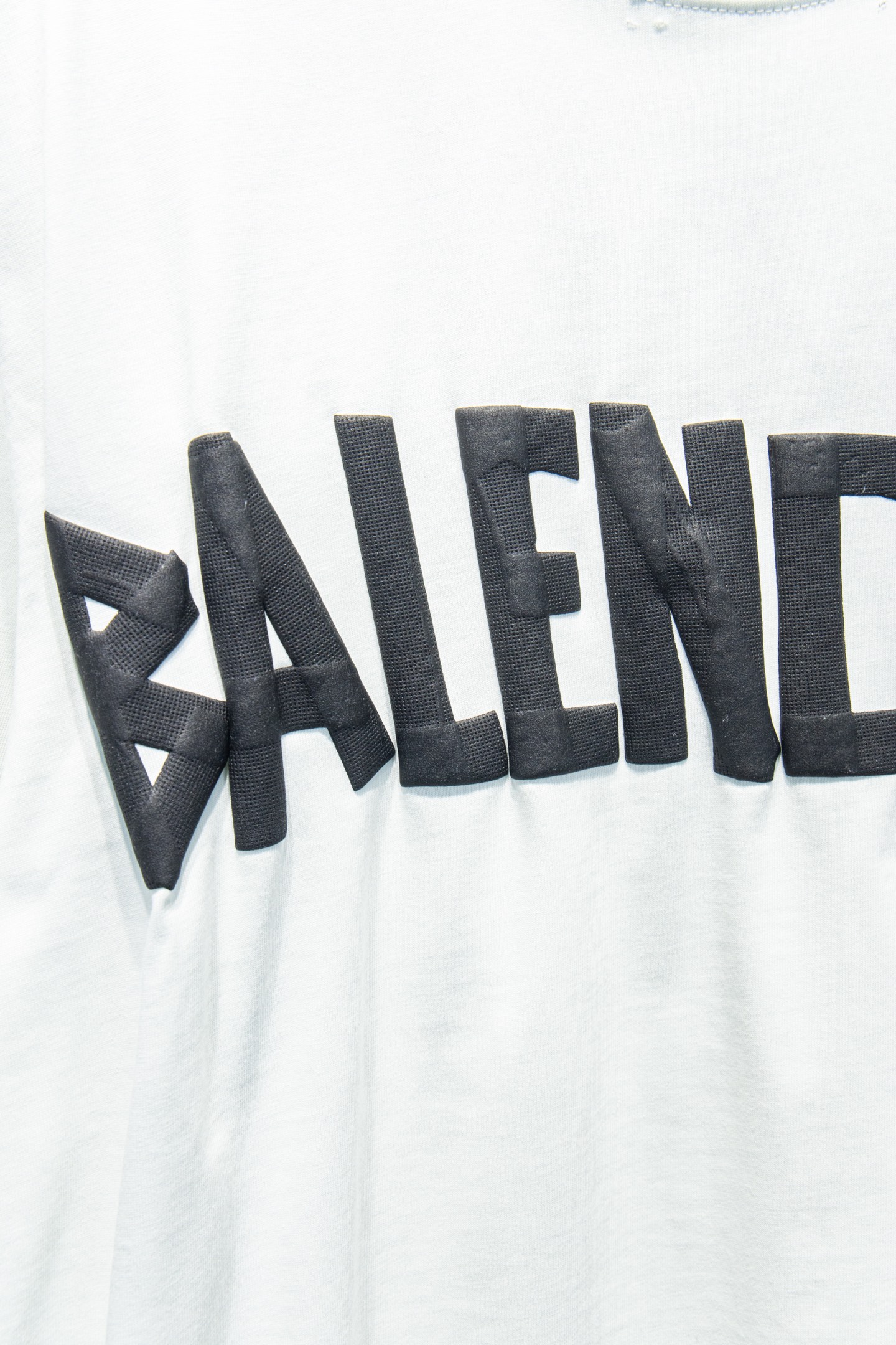 
Balenciaga.25SS
⚠️抢购ZP开发定染面料色.破洞.印花.水洗.做旧.版型.

采用32