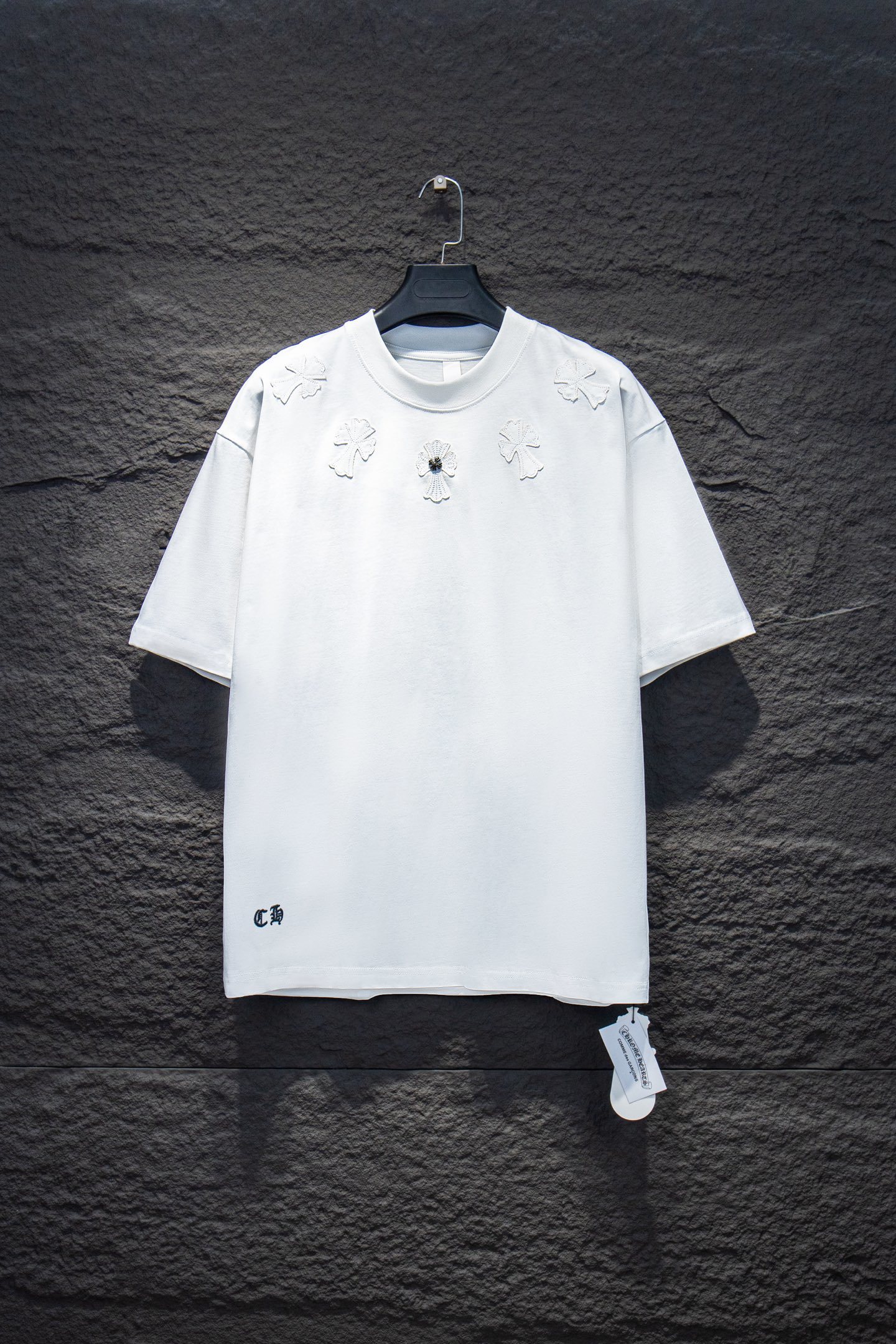 Chrome hearts 25FW
今年大火的克罗心款太🉑️了
前幅胸口进口皮标选用ZP材料 1