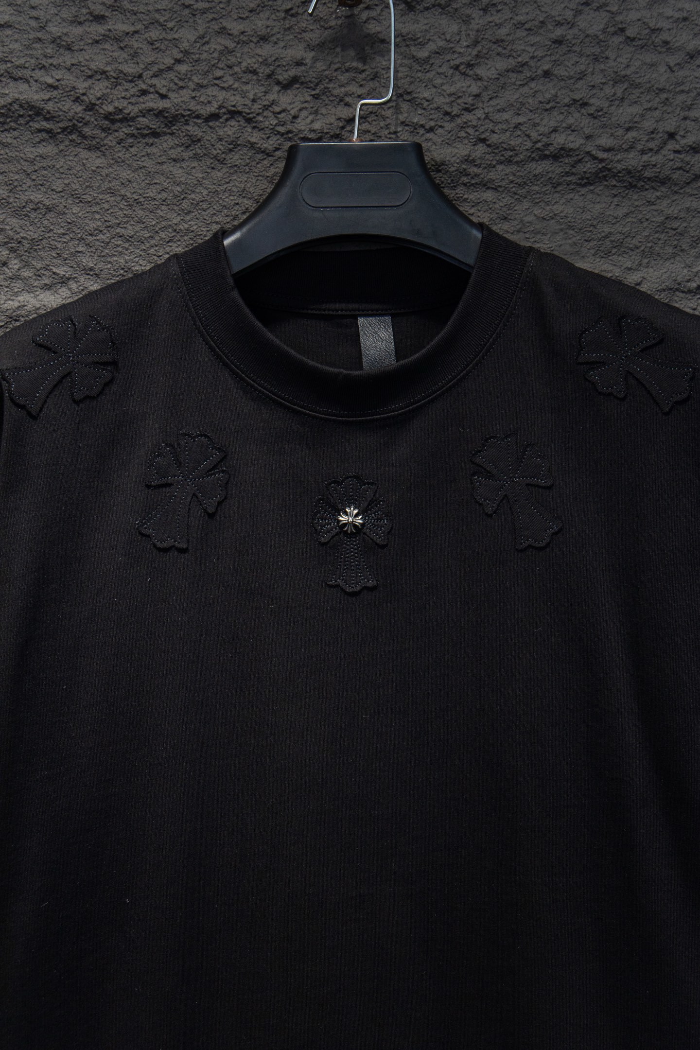 Chrome hearts 25FW
今年大火的克罗心款太🉑️了
前幅胸口进口皮标选用ZP材料 1