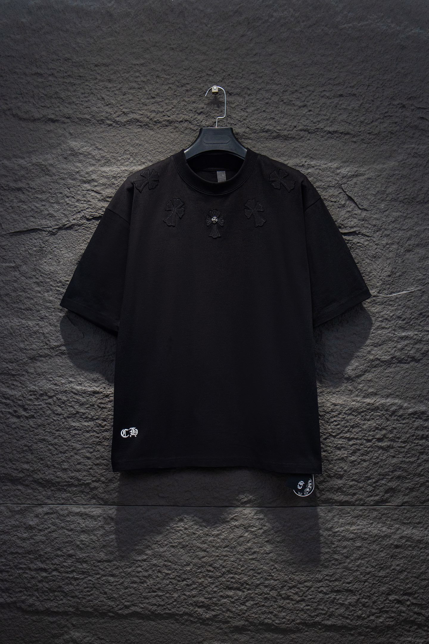 Chrome hearts 25FW
今年大火的克罗心款太🉑️了
前幅胸口进口皮标选用ZP材料 1