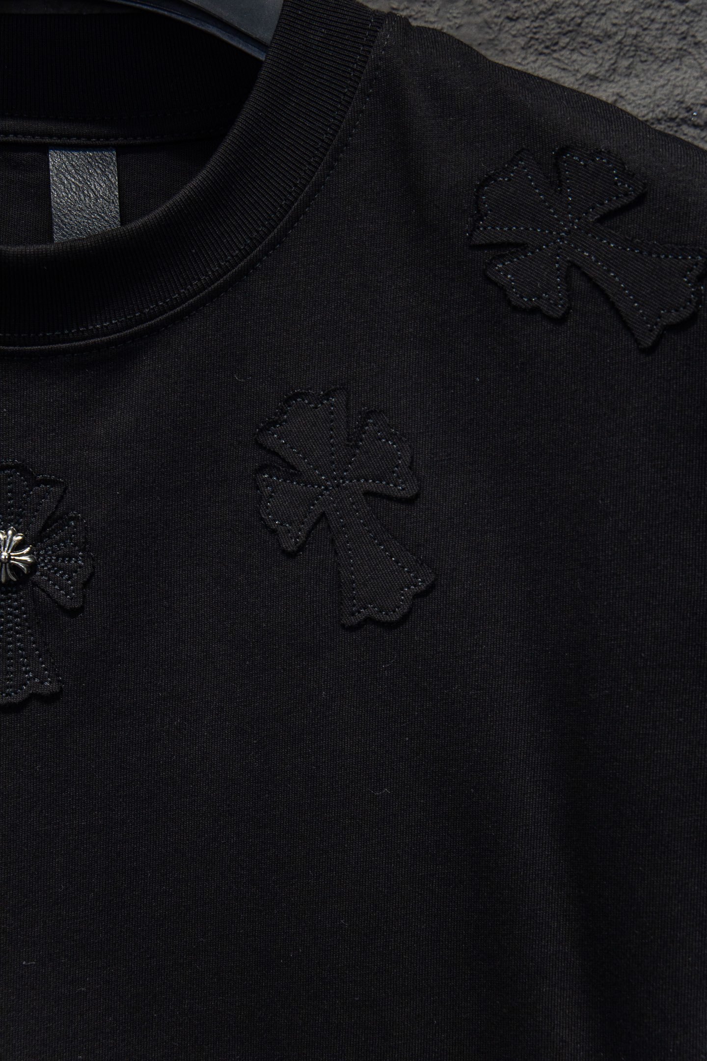 Chrome hearts 25FW
今年大火的克罗心款太🉑️了
前幅胸口进口皮标选用ZP材料 1