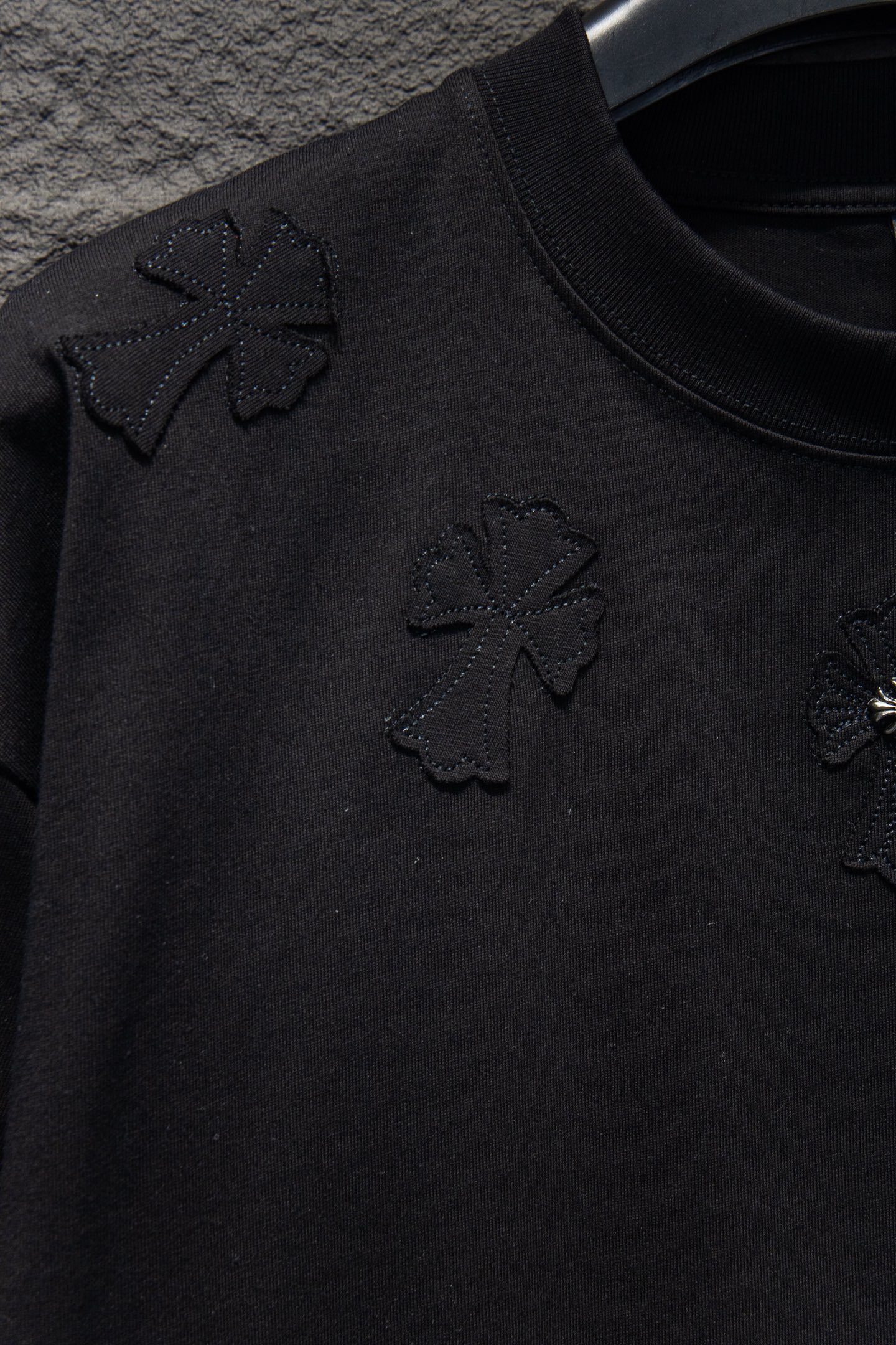 Chrome hearts 25FW
今年大火的克罗心款太🉑️了
前幅胸口进口皮标选用ZP材料 1