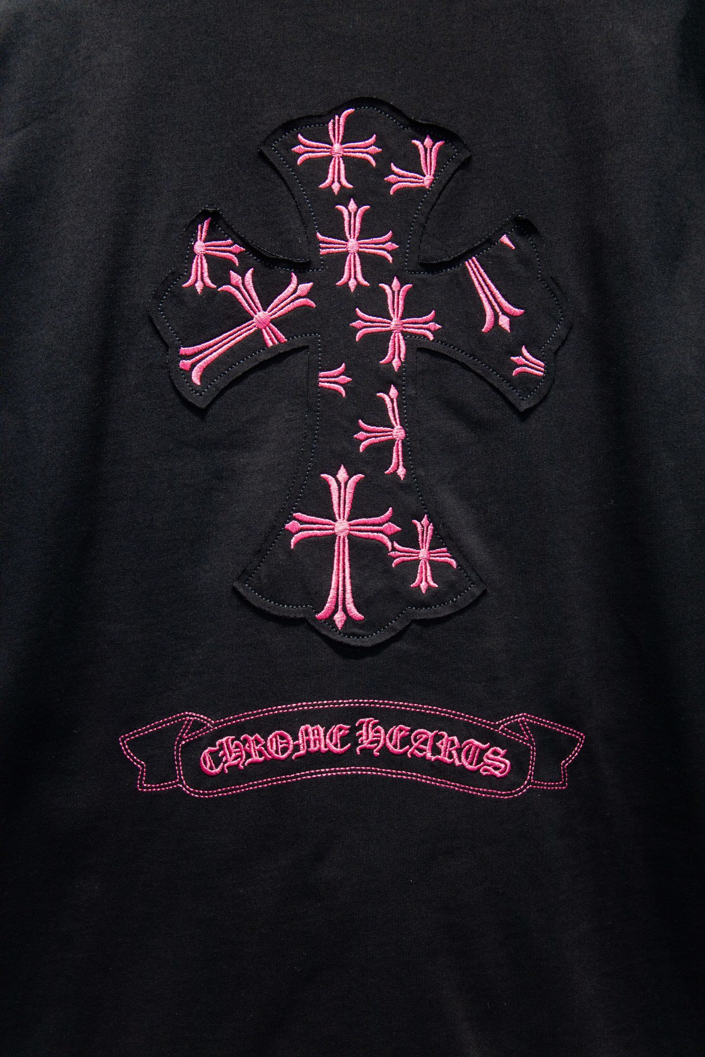 Chrome hearts 25FW
今年大火的克罗心款太🉑️了
前幅胸口进口皮标选用ZP材料 1