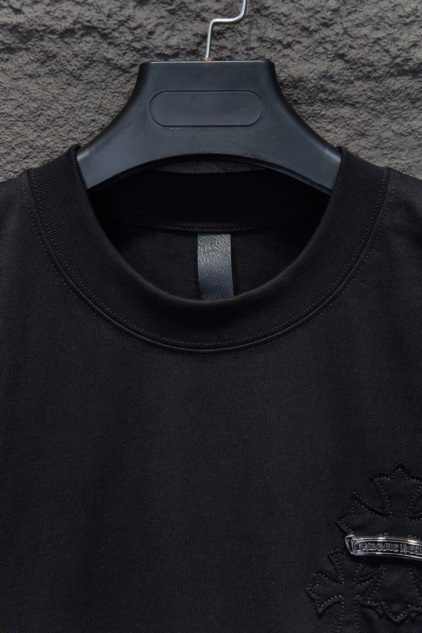 
Chrome hearts 25FW 

今年大火的克罗心款太🉑️了
前幅胸口进口皮标选用ZP材料 1