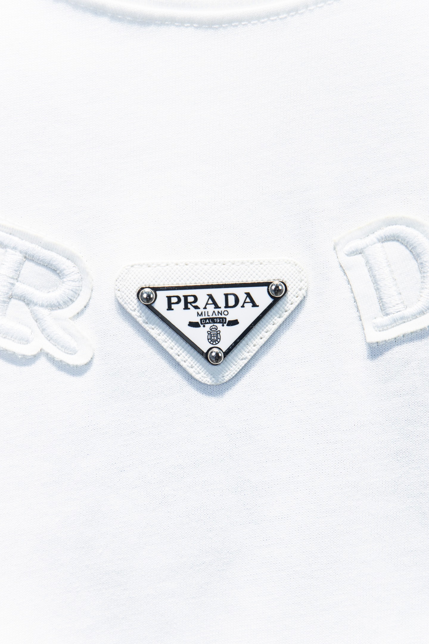 Prada 25FW
今年大火的普拉达太🉑️了
前幅胸口进口三角标选用ZP材料 11还原摸起来顿手