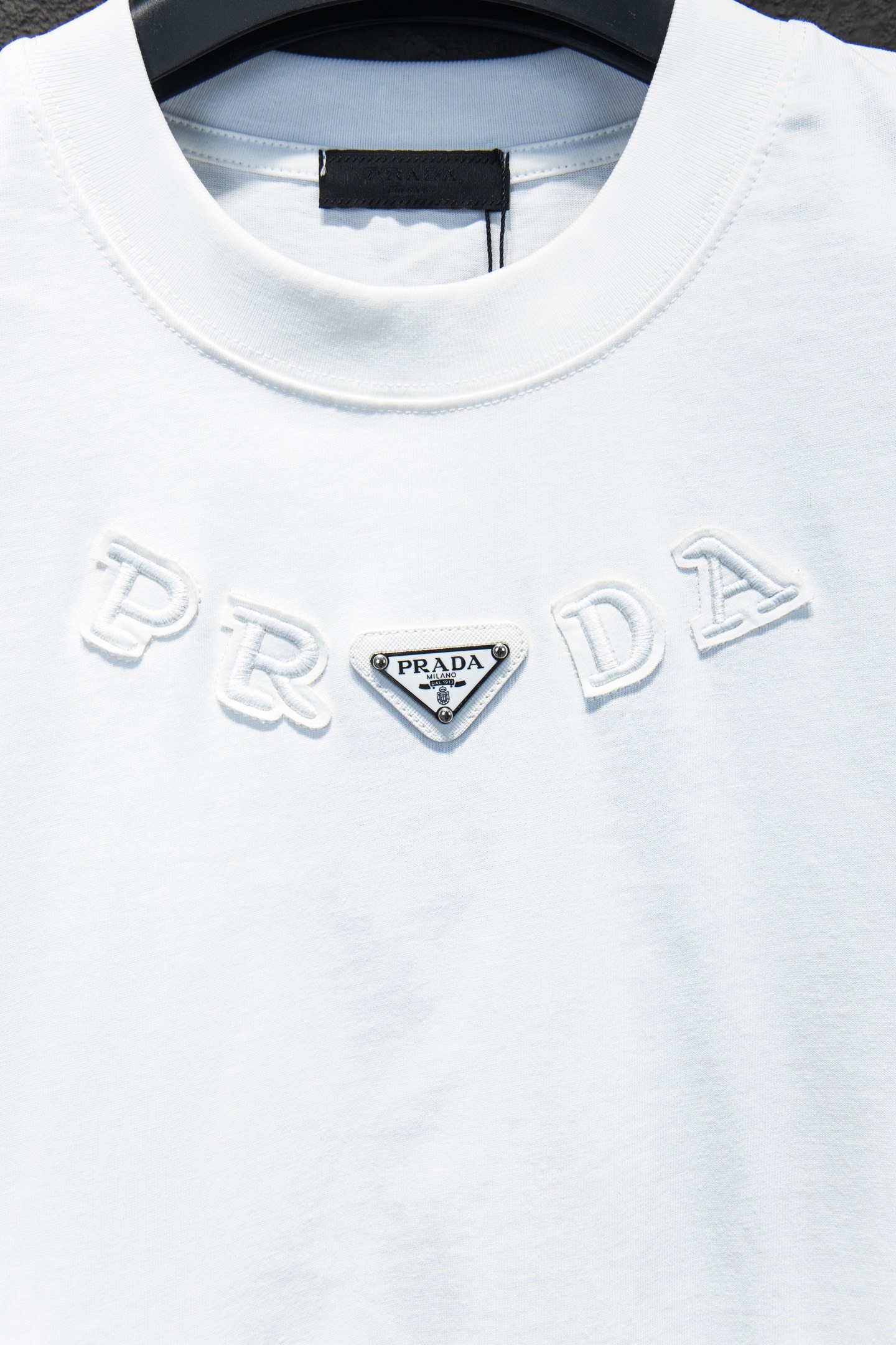 Prada 25FW
今年大火的普拉达太🉑️了
前幅胸口进口三角标选用ZP材料 11还原摸起来顿手
