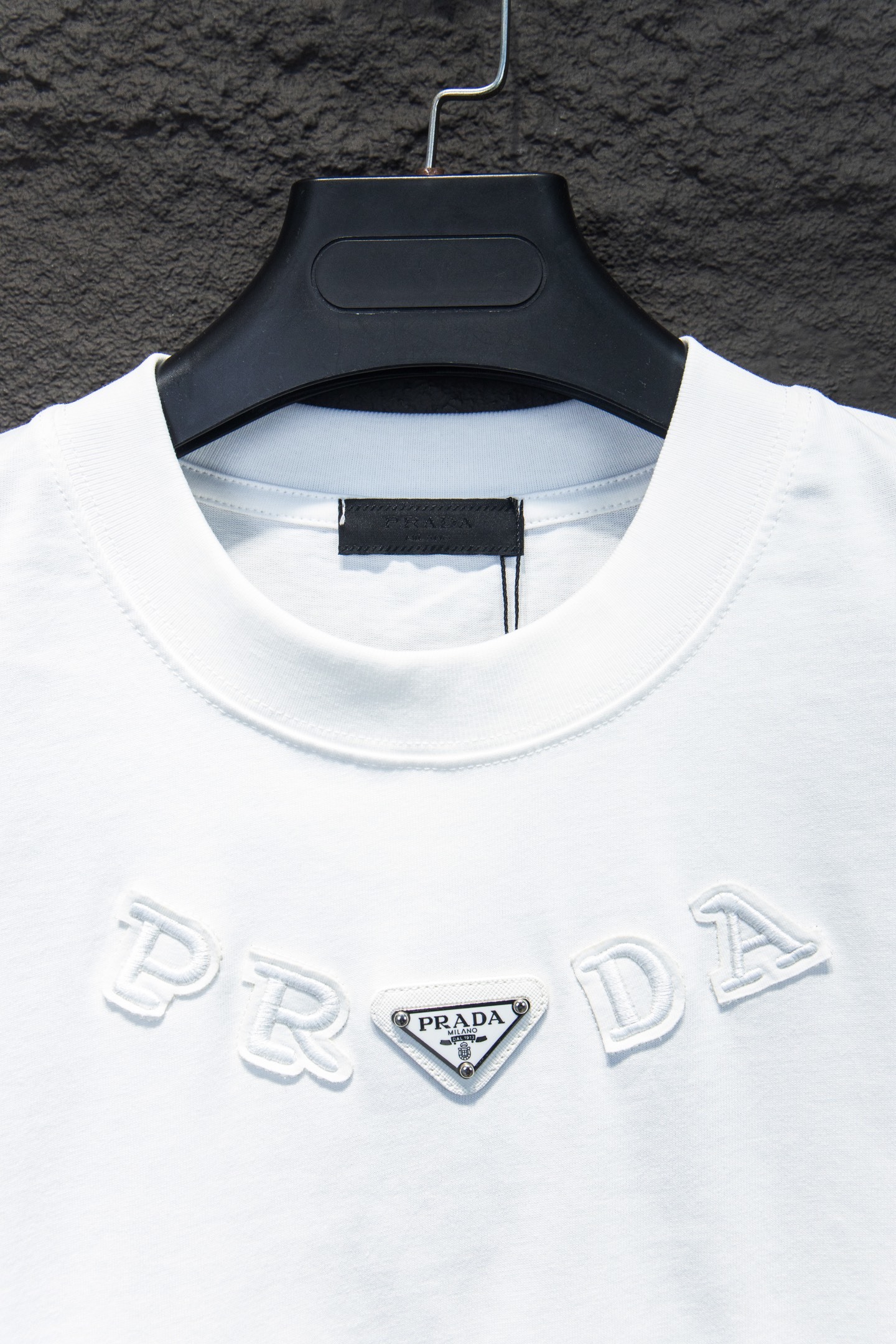 Prada 25FW
今年大火的普拉达太🉑️了
前幅胸口进口三角标选用ZP材料 11还原摸起来顿手