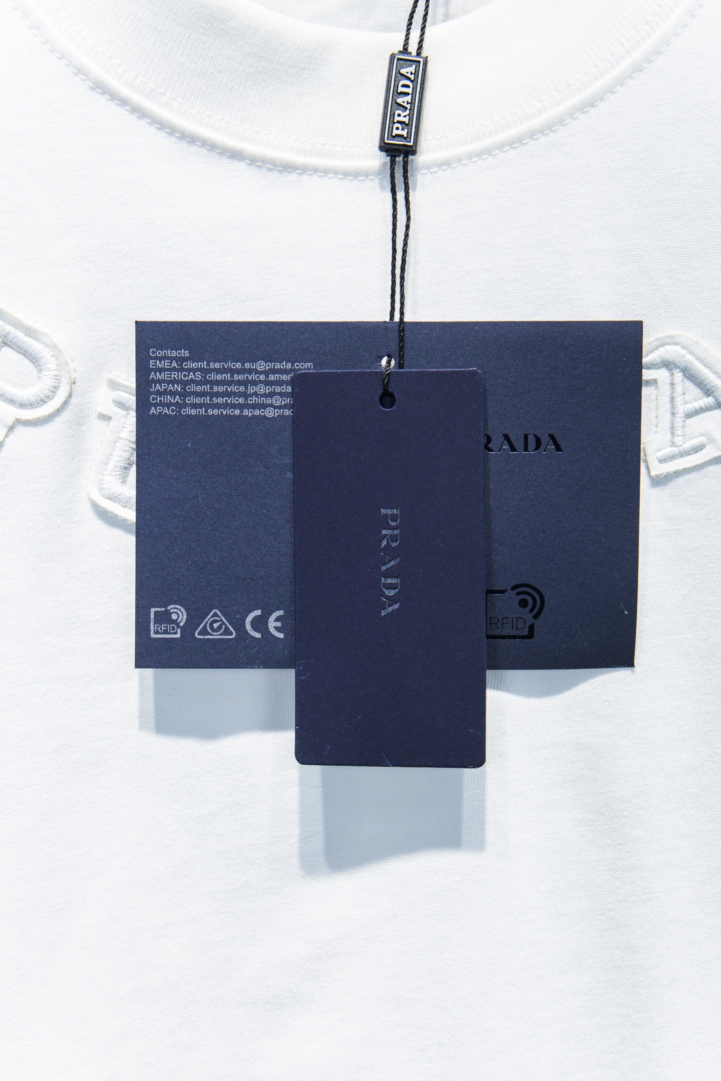 Prada 25FW
今年大火的普拉达太🉑️了
前幅胸口进口三角标选用ZP材料 11还原摸起来顿手