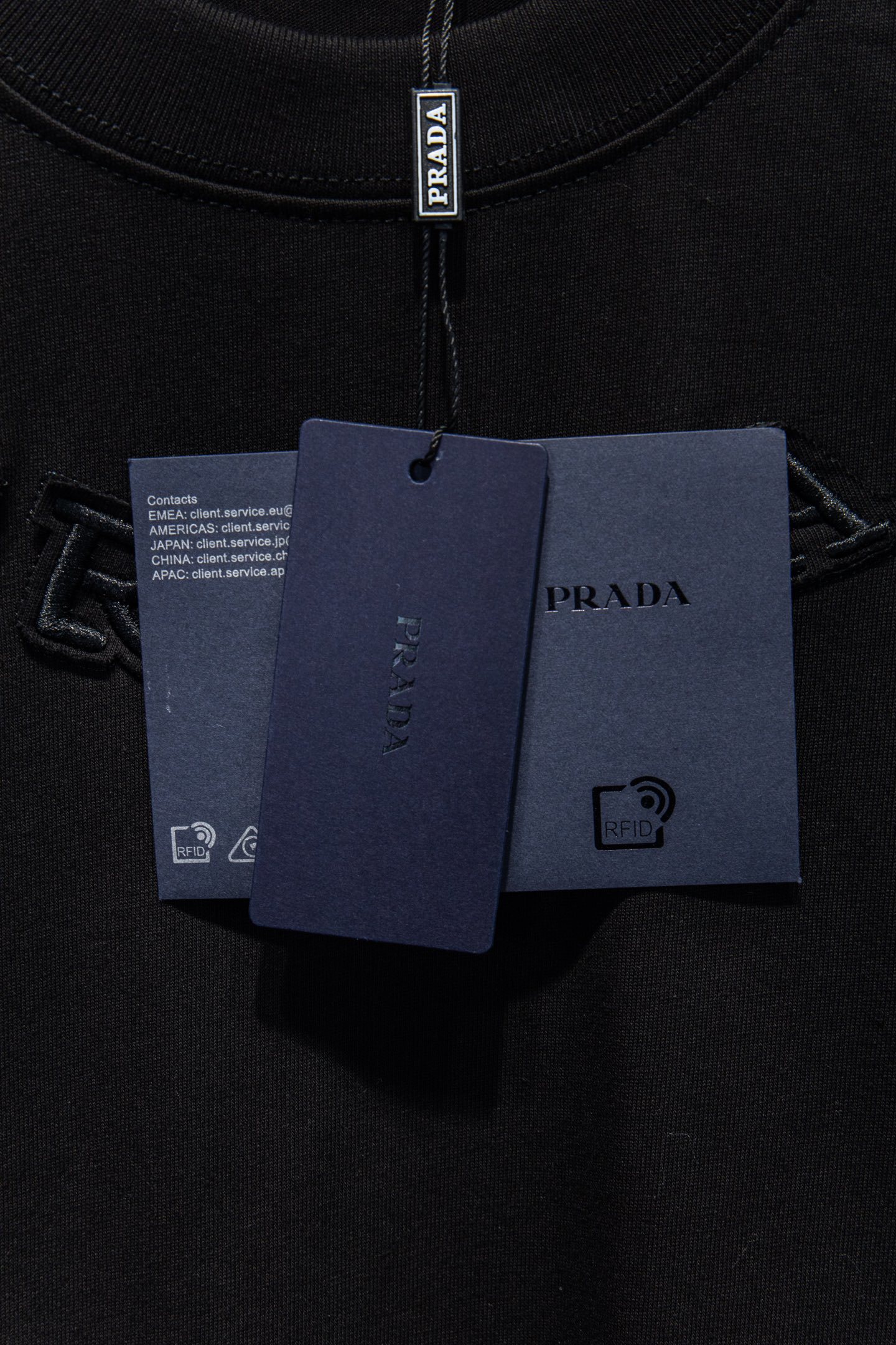 Prada 25FW
今年大火的普拉达太🉑️了
前幅胸口进口三角标选用ZP材料 11还原摸起来顿手