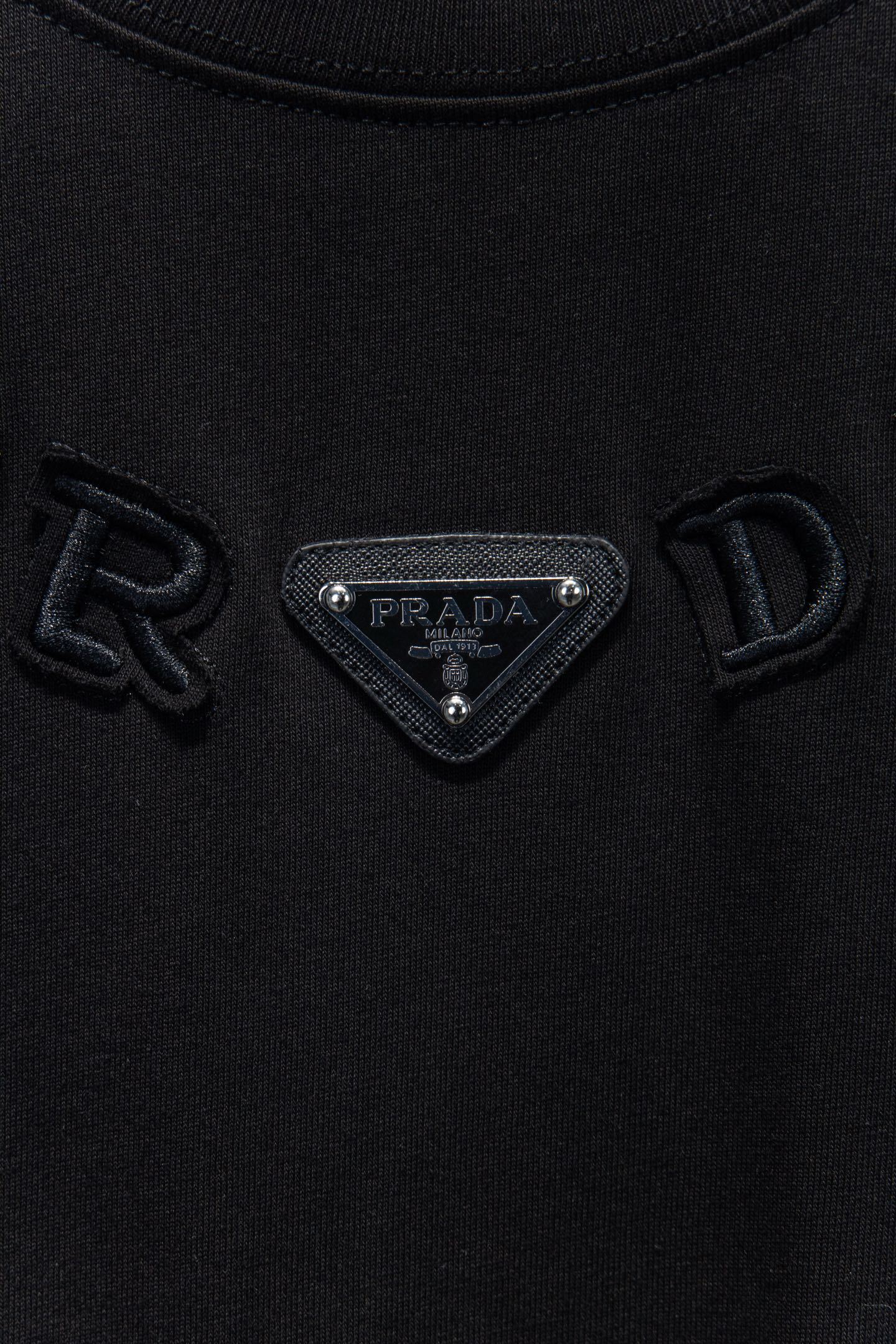 Prada 25FW
今年大火的普拉达太🉑️了
前幅胸口进口三角标选用ZP材料 11还原摸起来顿手