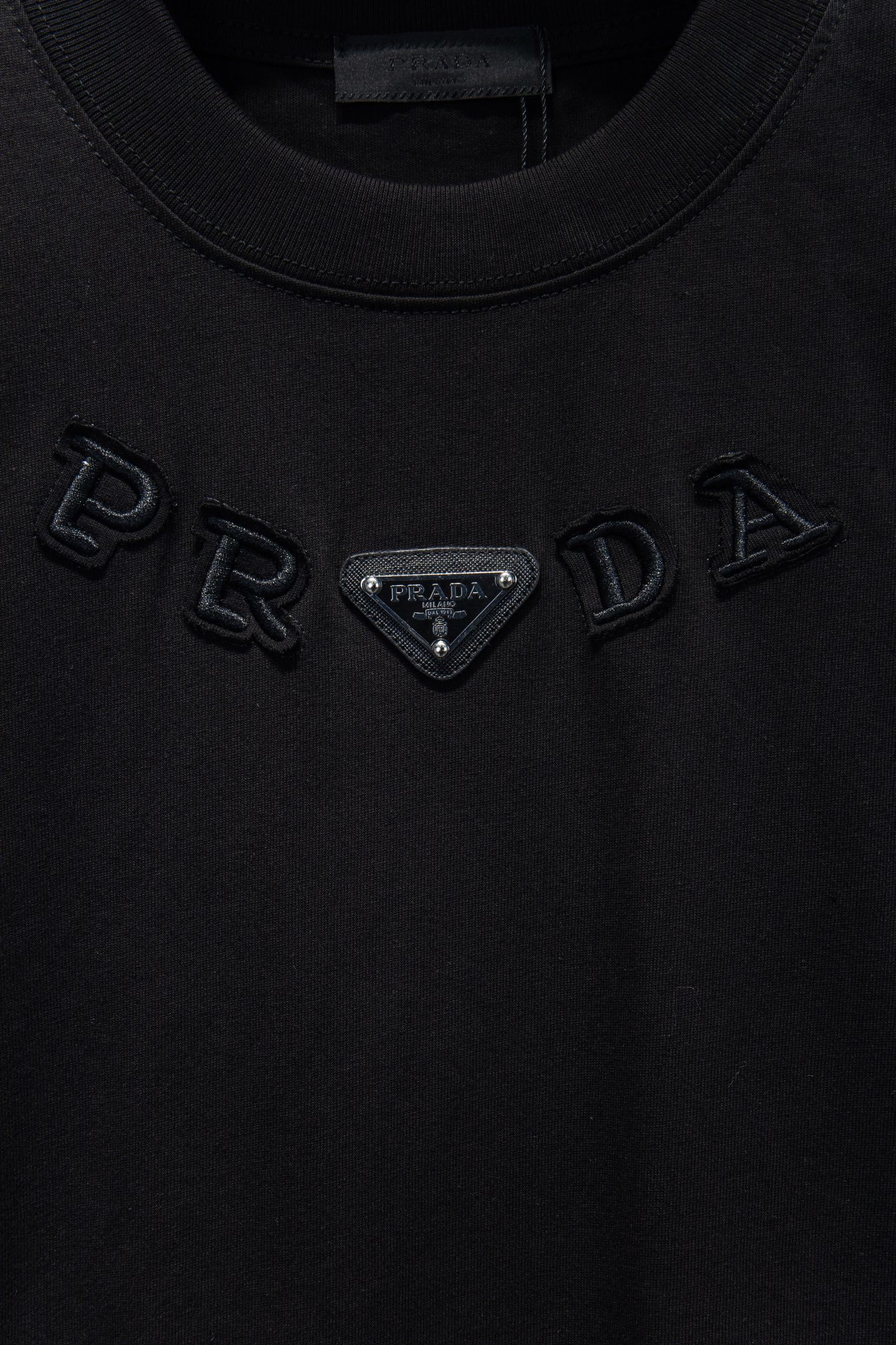 Prada 25FW
今年大火的普拉达太🉑️了
前幅胸口进口三角标选用ZP材料 11还原摸起来顿手