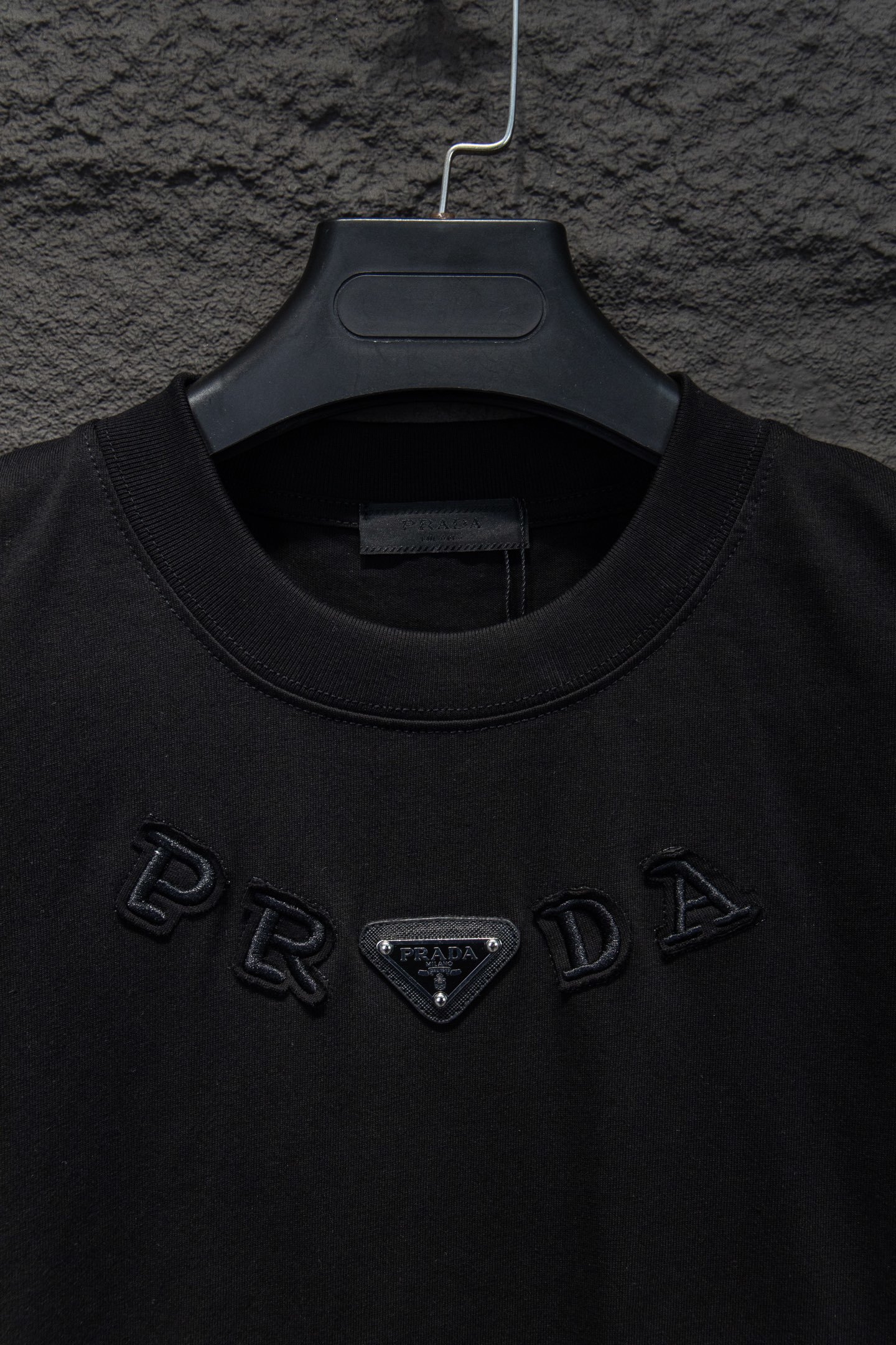 Prada 25FW
今年大火的普拉达太🉑️了
前幅胸口进口三角标选用ZP材料 11还原摸起来顿手