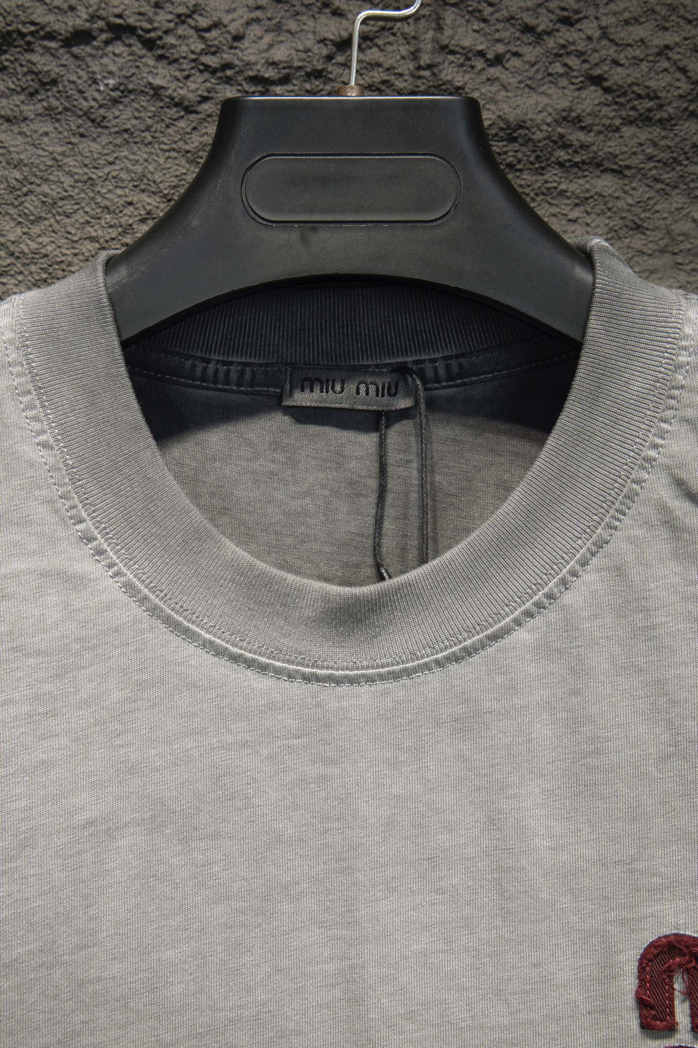 Miu Miu/缪缪 25ss 水洗做旧爱心联名款短袖喷砂黑-Chinese UA Cheap High Quatity Brand Clothes Bags handbags Sneakers wholesale wholesaler seller from China Factory suppliers Fashion Clothing Shoes best Quality Beautiful Price Miu Miu/缪缪 25ss 水洗做旧爱心联名款短袖喷砂黑