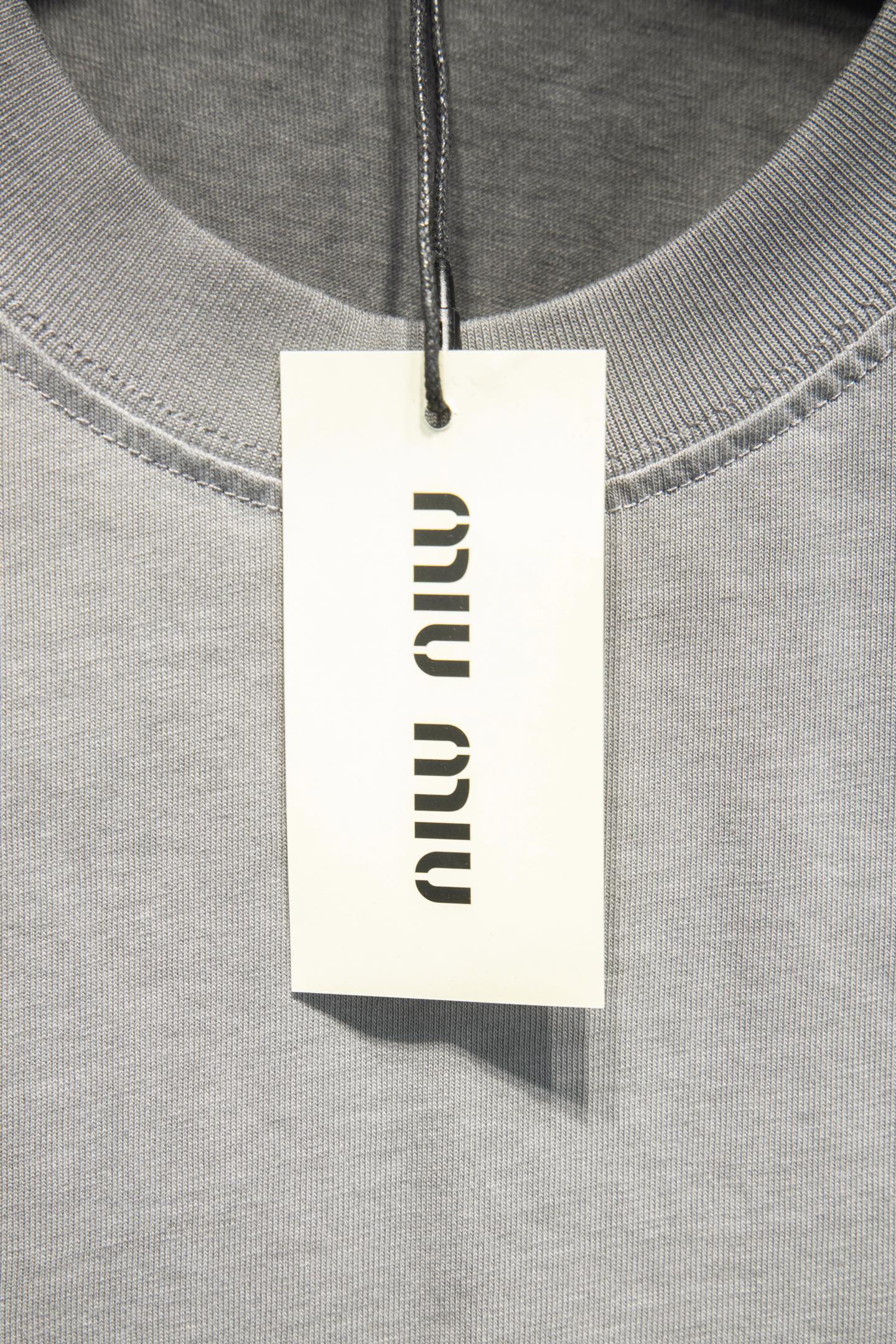 Miu Miu/缪缪 25ss 水洗做旧爱心联名款短袖喷砂黑-Chinese UA Cheap High Quatity Brand Clothes Bags handbags Sneakers wholesale wholesaler seller from China Factory suppliers Fashion Clothing Shoes best Quality Beautiful Price Miu Miu/缪缪 25ss 水洗做旧爱心联名款短袖喷砂黑