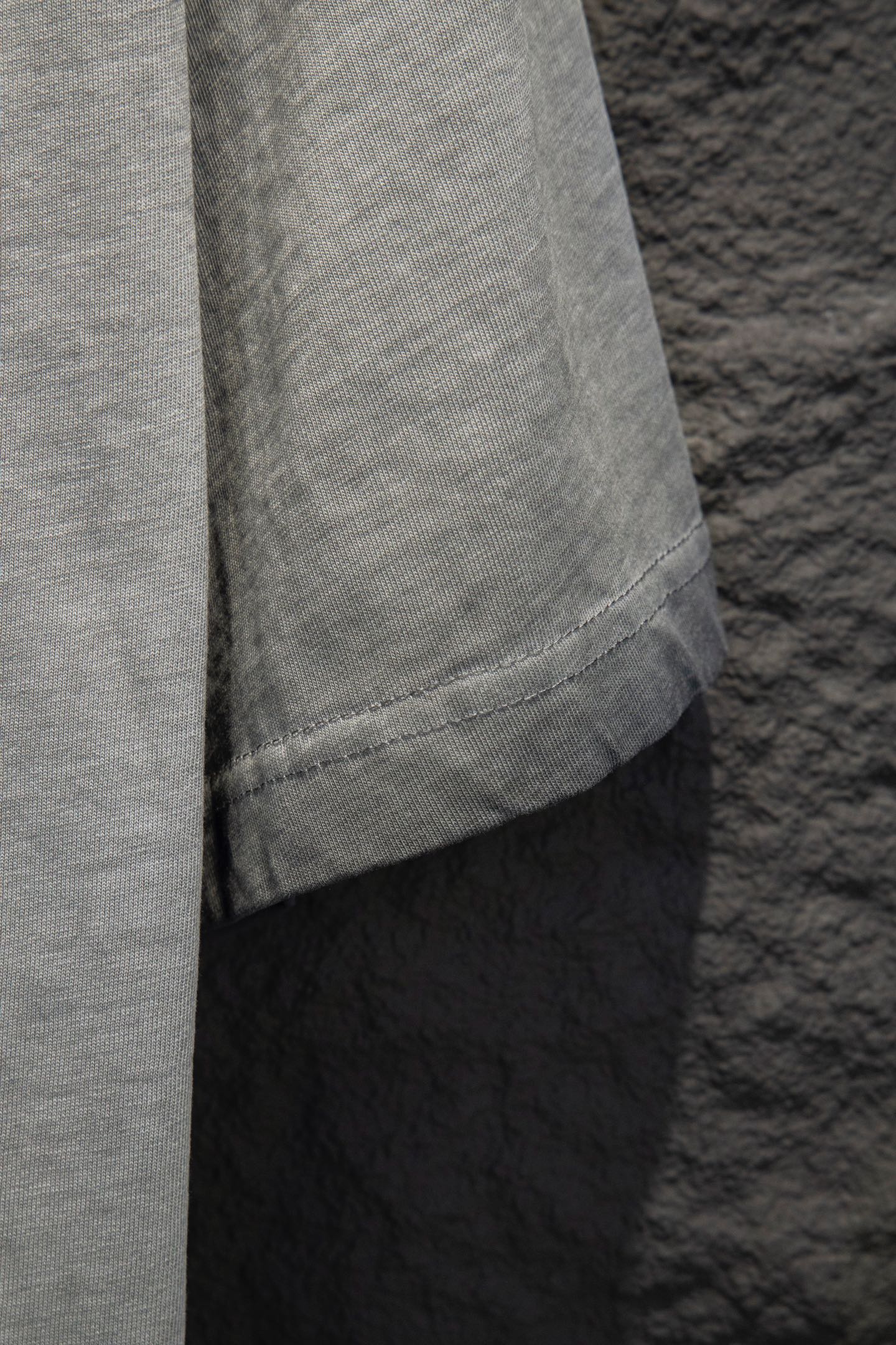 Miu Miu/缪缪 25ss 水洗做旧爱心联名款短袖喷砂黑-Chinese UA Cheap High Quatity Brand Clothes Bags handbags Sneakers wholesale wholesaler seller from China Factory suppliers Fashion Clothing Shoes best Quality Beautiful Price Miu Miu/缪缪 25ss 水洗做旧爱心联名款短袖喷砂黑