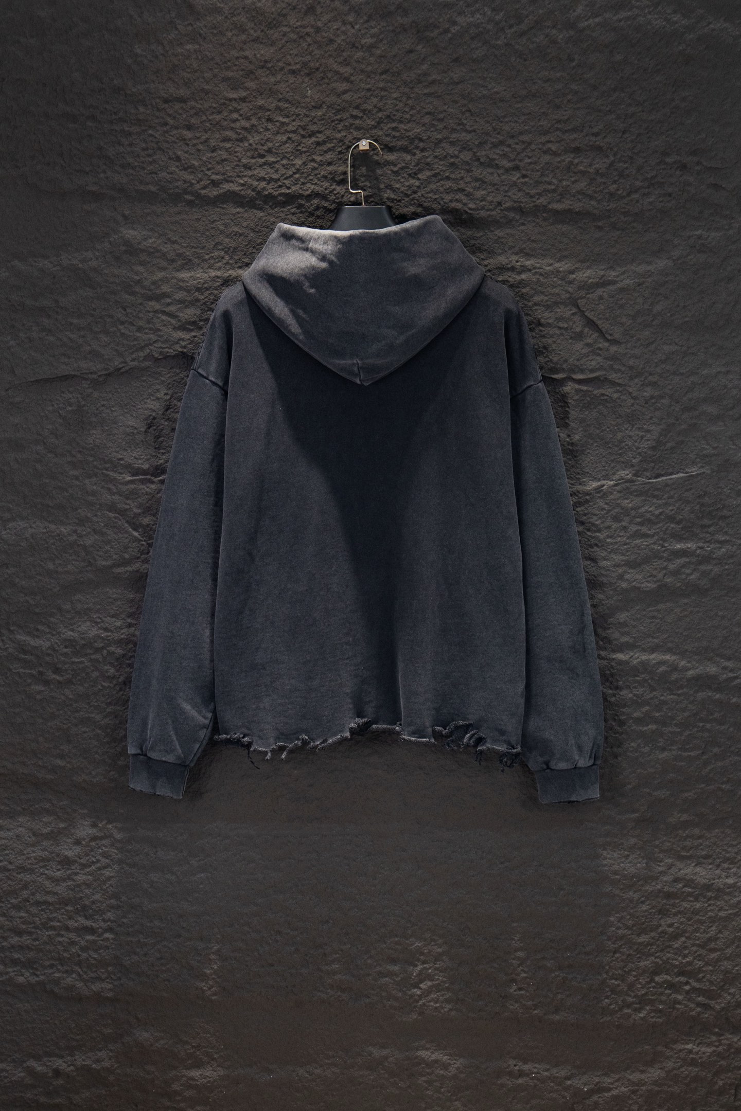 同图不同版，冲🐮货，随意对比 款号：5231#💰254
🆕Balenciaga 做旧新款刺绣连帽卫衣

os版型真的很迷人 
巴黎世家也真的是绝绝子
每一季新品版型都做到极致
实穿度很高，随意搭都nice✔️
-
⚠️100%棉
采用订色订染毛圈纯棉卫衣面，420g双股双纱，手感舒适 进口针织针梳棉进行制作，厚度适中，有垂感又有轮廓型，上身就是一个舒适！！对微胖身型包容性强，穿上瞬间瘦五斤！

前幅#后幅刺绣元素# 艺术排列英文字母 进口田岛高密度重工刺绣工艺  字体立体饱满

衣身加入做旧水洗破洞元素处理，更大大增加了服装的趣味性；独特的视觉效果。

下摆 宽松收口 双层面料 收口效果好  精致锁边 

颜色: 水洗黑 尺码:XS-S-M-L