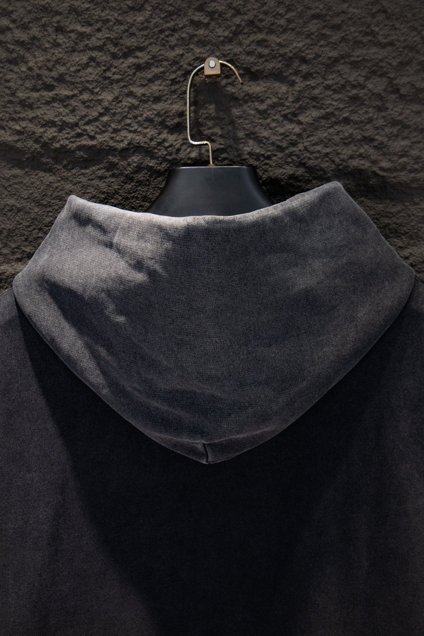 同图不同版，冲🐮货，随意对比 款号：5231#💰254
🆕Balenciaga 做旧新款刺绣连帽卫衣

os版型真的很迷人 
巴黎世家也真的是绝绝子
每一季新品版型都做到极致
实穿度很高，随意搭都nice✔️
-
⚠️100%棉
采用订色订染毛圈纯棉卫衣面，420g双股双纱，手感舒适 进口针织针梳棉进行制作，厚度适中，有垂感又有轮廓型，上身就是一个舒适！！对微胖身型包容性强，穿上瞬间瘦五斤！

前幅#后幅刺绣元素# 艺术排列英文字母 进口田岛高密度重工刺绣工艺  字体立体饱满

衣身加入做旧水洗破洞元素处理，更大大增加了服装的趣味性；独特的视觉效果。

下摆 宽松收口 双层面料 收口效果好  精致锁边 

颜色: 水洗黑 尺码:XS-S-M-L