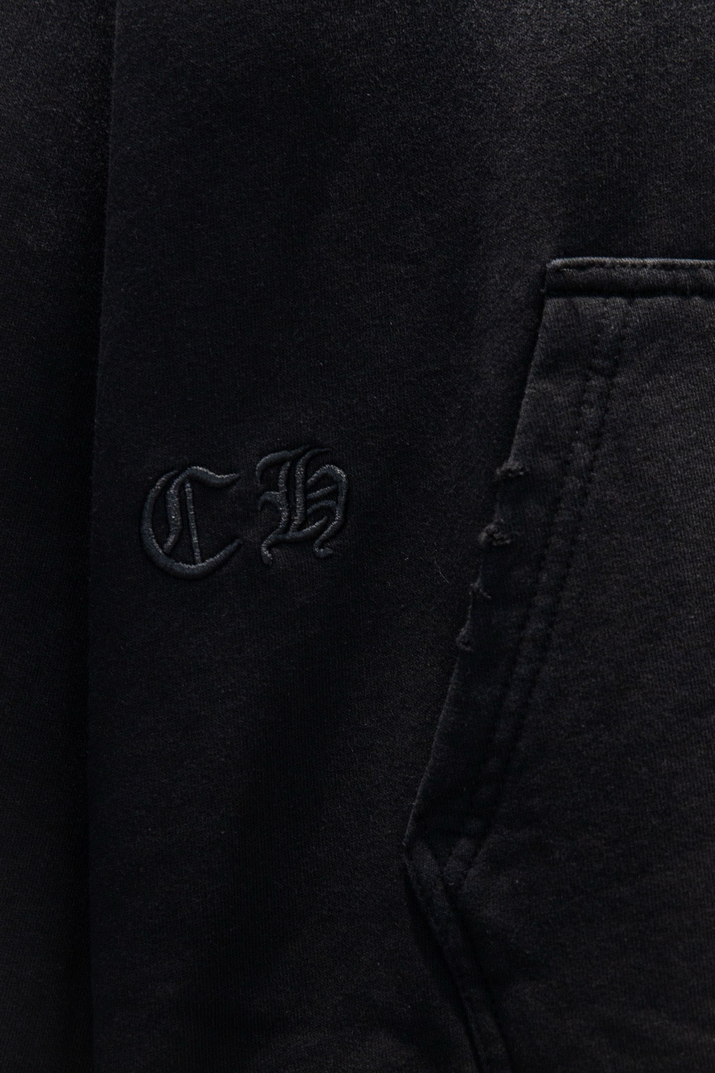 同图不同版，冲🐮货，随意对比 款号：7274#💰258
🆕Chrome hearts 做旧新款刺绣连帽卫衣

os版型真的很迷人 
克罗家也真的是绝绝子
每一季新品版型都做到极致
实穿度很高，随意搭都nice✔️
-
⚠️100%棉
采用订色订染毛圈纯棉卫衣面，420g双股双纱，手感舒适 进口针织针梳棉进行制作，厚度适中，有垂感又有轮廓型，上身就是一个舒适！！对微胖身型包容性强，穿上瞬间瘦五斤！

前幅#后幅刺绣元素# 艺术排列英文字母 进口田岛高密度重工刺绣工艺  字体立体饱满

衣身加入做旧喷砂破洞元素处理，更大大增加了服装的趣味性；独特的视觉效果。

下摆 宽松收口 双层面料 收口效果好  精致锁边 

颜色: 喷砂黑 尺码:S-M-L-XL