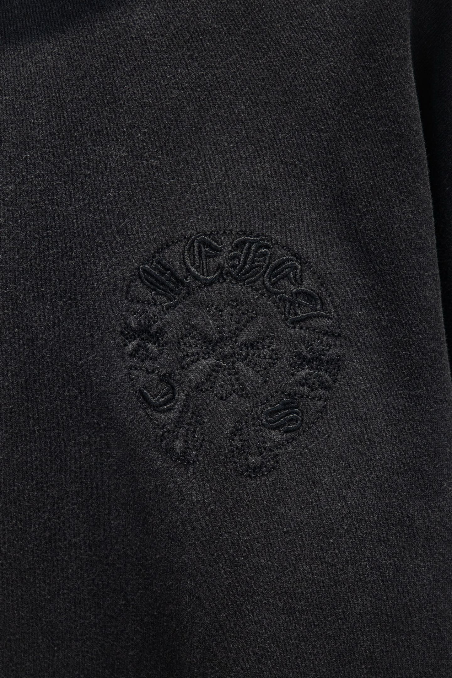 同图不同版，冲🐮货，随意对比 款号：7274#💰258
🆕Chrome hearts 做旧新款刺绣连帽卫衣

os版型真的很迷人 
克罗家也真的是绝绝子
每一季新品版型都做到极致
实穿度很高，随意搭都nice✔️
-
⚠️100%棉
采用订色订染毛圈纯棉卫衣面，420g双股双纱，手感舒适 进口针织针梳棉进行制作，厚度适中，有垂感又有轮廓型，上身就是一个舒适！！对微胖身型包容性强，穿上瞬间瘦五斤！

前幅#后幅刺绣元素# 艺术排列英文字母 进口田岛高密度重工刺绣工艺  字体立体饱满

衣身加入做旧喷砂破洞元素处理，更大大增加了服装的趣味性；独特的视觉效果。

下摆 宽松收口 双层面料 收口效果好  精致锁边 

颜色: 喷砂黑 尺码:S-M-L-XL