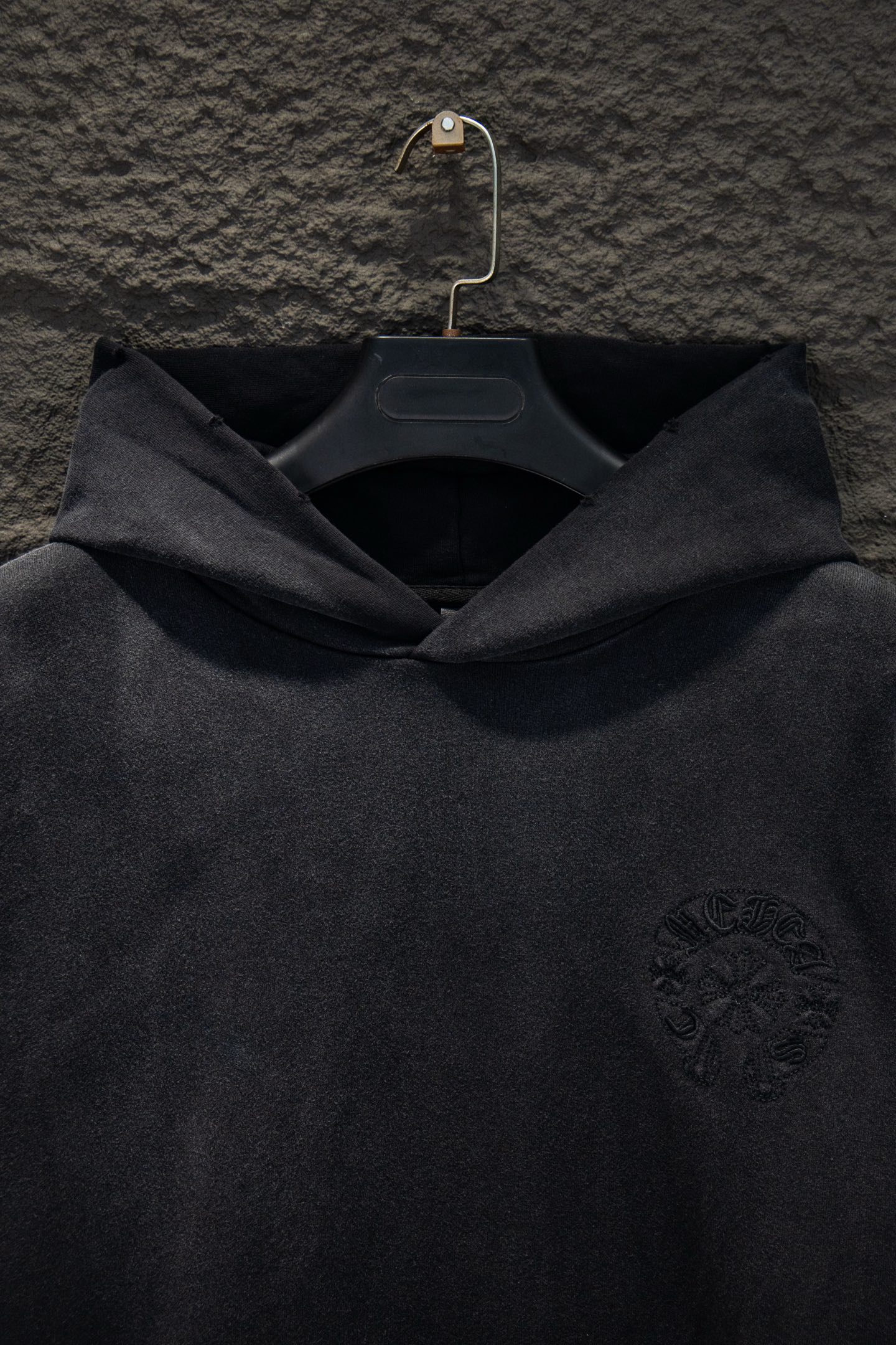 同图不同版，冲🐮货，随意对比 款号：7274#💰258
🆕Chrome hearts 做旧新款刺绣连帽卫衣

os版型真的很迷人 
克罗家也真的是绝绝子
每一季新品版型都做到极致
实穿度很高，随意搭都nice✔️
-
⚠️100%棉
采用订色订染毛圈纯棉卫衣面，420g双股双纱，手感舒适 进口针织针梳棉进行制作，厚度适中，有垂感又有轮廓型，上身就是一个舒适！！对微胖身型包容性强，穿上瞬间瘦五斤！

前幅#后幅刺绣元素# 艺术排列英文字母 进口田岛高密度重工刺绣工艺  字体立体饱满

衣身加入做旧喷砂破洞元素处理，更大大增加了服装的趣味性；独特的视觉效果。

下摆 宽松收口 双层面料 收口效果好  精致锁边 

颜色: 喷砂黑 尺码:S-M-L-XL