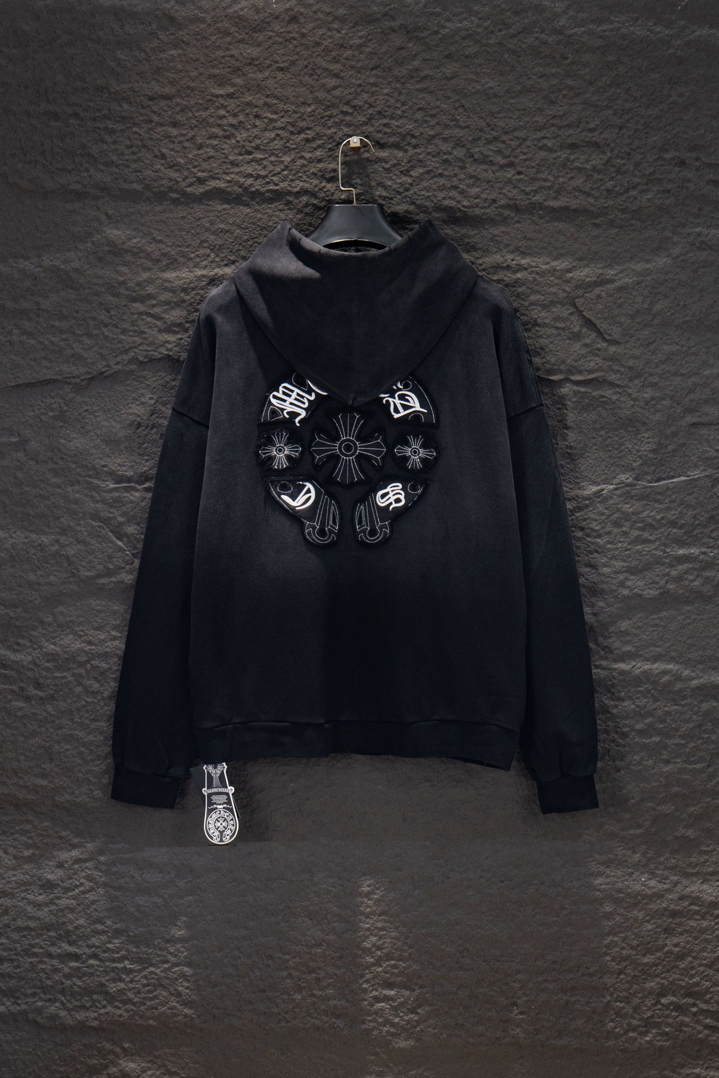同图不同版，冲🐮货，随意对比 款号：7274#💰258
🆕Chrome hearts 做旧新款刺绣连帽卫衣

os版型真的很迷人 
克罗家也真的是绝绝子
每一季新品版型都做到极致
实穿度很高，随意搭都nice✔️
-
⚠️100%棉
采用订色订染毛圈纯棉卫衣面，420g双股双纱，手感舒适 进口针织针梳棉进行制作，厚度适中，有垂感又有轮廓型，上身就是一个舒适！！对微胖身型包容性强，穿上瞬间瘦五斤！

前幅#后幅刺绣元素# 艺术排列英文字母 进口田岛高密度重工刺绣工艺  字体立体饱满

衣身加入做旧喷砂破洞元素处理，更大大增加了服装的趣味性；独特的视觉效果。

下摆 宽松收口 双层面料 收口效果好  精致锁边 

颜色: 喷砂黑 尺码:S-M-L-XL