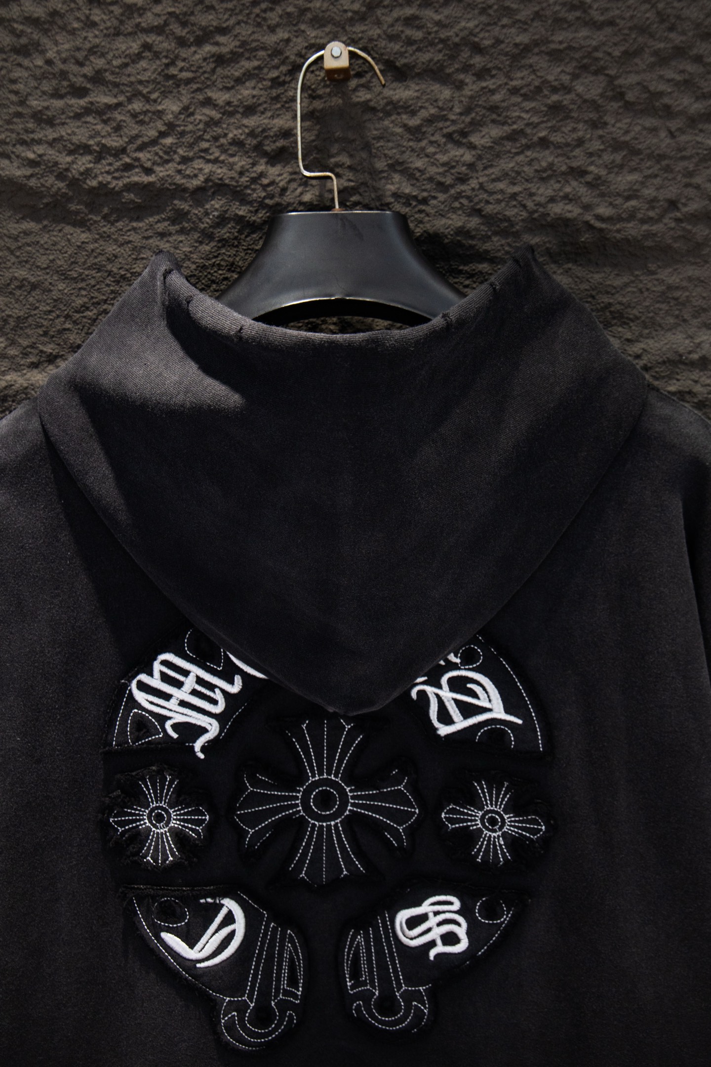 同图不同版，冲🐮货，随意对比 款号：7274#💰258
🆕Chrome hearts 做旧新款刺绣连帽卫衣

os版型真的很迷人 
克罗家也真的是绝绝子
每一季新品版型都做到极致
实穿度很高，随意搭都nice✔️
-
⚠️100%棉
采用订色订染毛圈纯棉卫衣面，420g双股双纱，手感舒适 进口针织针梳棉进行制作，厚度适中，有垂感又有轮廓型，上身就是一个舒适！！对微胖身型包容性强，穿上瞬间瘦五斤！

前幅#后幅刺绣元素# 艺术排列英文字母 进口田岛高密度重工刺绣工艺  字体立体饱满

衣身加入做旧喷砂破洞元素处理，更大大增加了服装的趣味性；独特的视觉效果。

下摆 宽松收口 双层面料 收口效果好  精致锁边 

颜色: 喷砂黑 尺码:S-M-L-XL