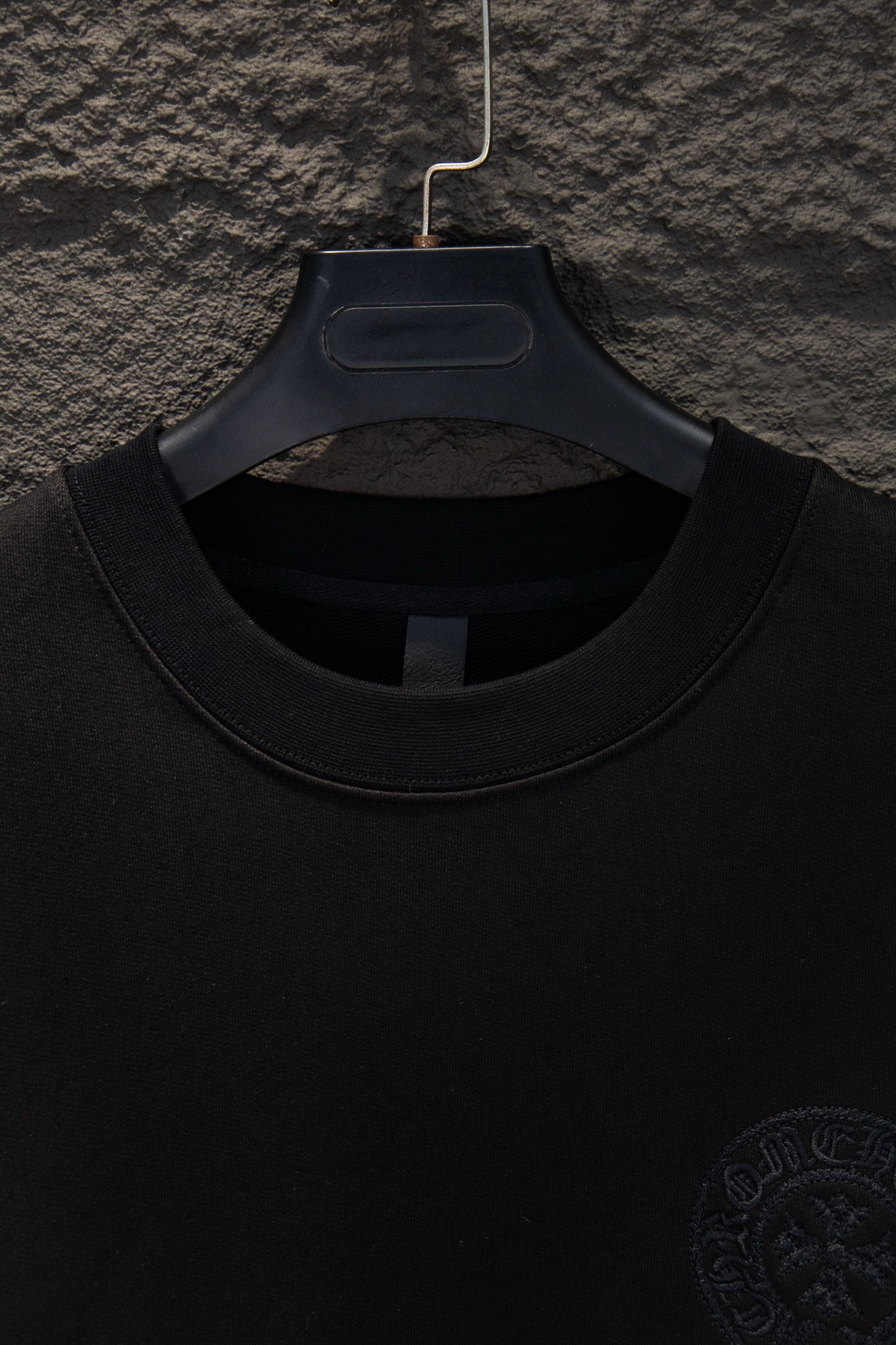 Chrome Hearts/克罗心 25Fw 暗纹编织圆领短袖 采用订色订染毛圈纯棉卫衣面,420g双股双纱,手感舒适 进口针织针梳棉进行制作,厚度适中,有垂感又有轮廓型,上身就是一个舒适 对微胖身型包容性强,穿上瞬间瘦五斤! 前幅#后幅# 艺术排列英文字母 进口田岛高密度重工刺绣工艺 字体立体饱满 衣身加入万针刺绣元素处理,更大大增加了服装的趣味性;独特的视觉效果. 下摆 宽松收口 双层面料 收口效果好 精致锁边 颜色:黑色