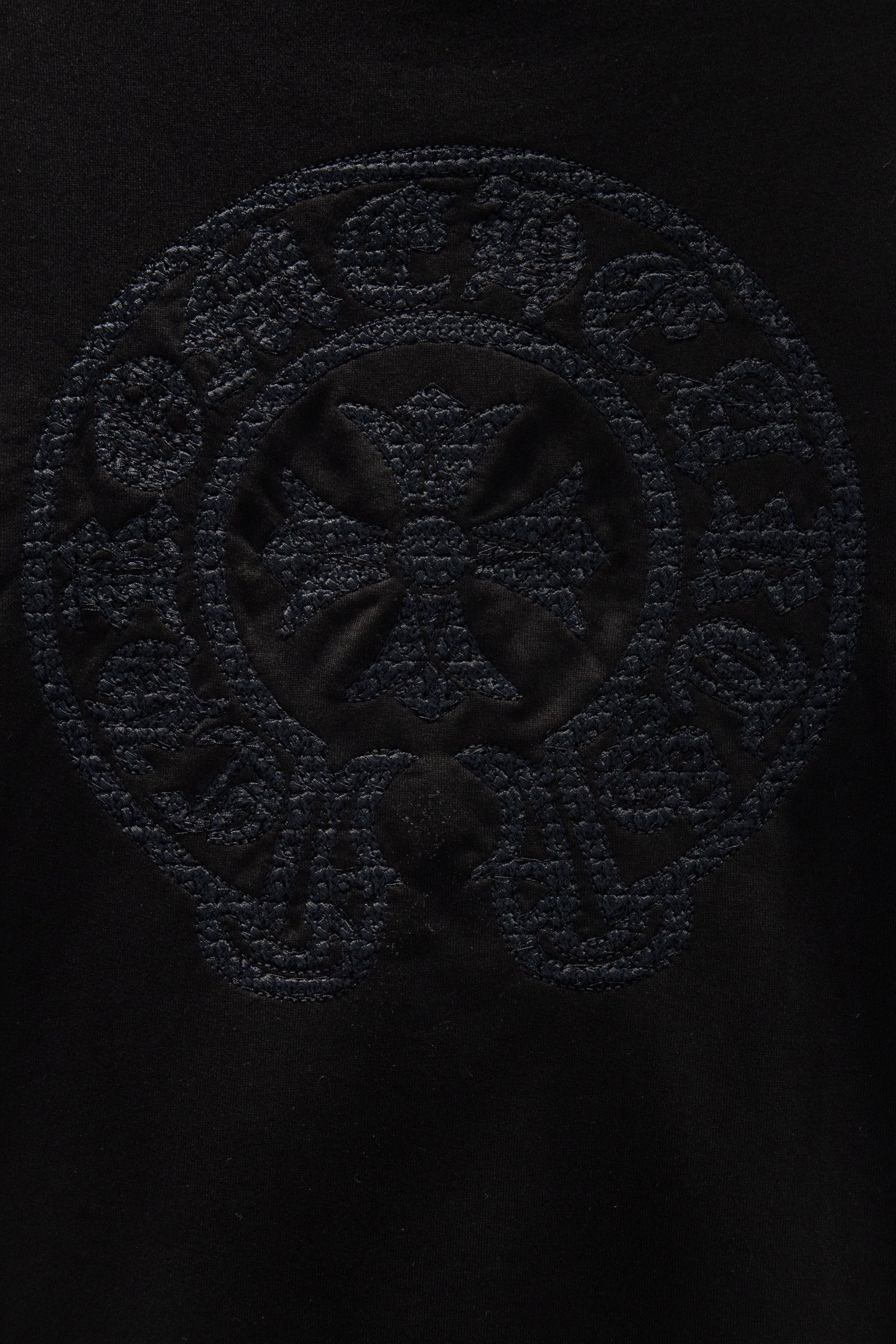 Chrome Hearts/克罗心 25Fw 暗纹编织圆领短袖 采用订色订染毛圈纯棉卫衣面,420g双股双纱,手感舒适 进口针织针梳棉进行制作,厚度适中,有垂感又有轮廓型,上身就是一个舒适 对微胖身型包容性强,穿上瞬间瘦五斤! 前幅#后幅# 艺术排列英文字母 进口田岛高密度重工刺绣工艺 字体立体饱满 衣身加入万针刺绣元素处理,更大大增加了服装的趣味性;独特的视觉效果. 下摆 宽松收口 双层面料 收口效果好 精致锁边 颜色:黑色