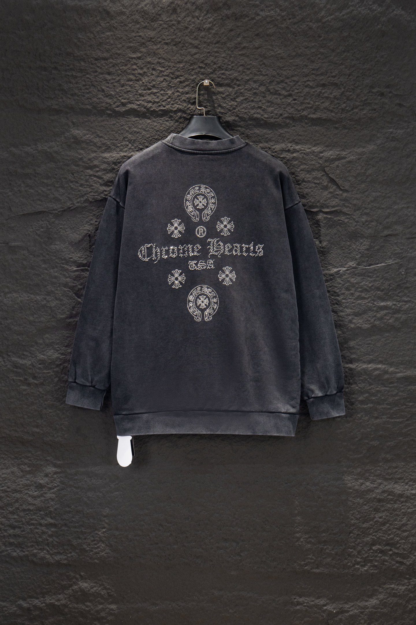 同图不同版,冲🐮货,随意对比 款号:7269#💰224
🆕Chrome hearts 新款烫钻炒色卫衣
os版型真的很迷人
克罗家也真的是绝绝子
每一季新品版型都做到极致
实穿度很高,随意搭都nice✔️
-
⚠️100%棉
采用订色订染毛圈纯棉卫衣面,420g双股双纱,手感舒适 进口针织针梳棉进行制作,厚度适中,有垂感又有轮廓型,上身就是一个舒适!!对微胖身型包容性强,穿上瞬间瘦五斤!
特订多颗奥地利烫钻,光线下具有天然水晶的bling bling亮闪效果,多切面反光点,制作成本极高,激光制模含电脑雕刻机和激光机 以颗粒为单位分毫不差,最后高温烫定型,烫好后还需反复在烫图上测试牢固度,在灯光照射下可呈现五彩斑斓般反光
衣身加入反底炒色元素处理,更大大增加了服装的趣味性;独特的视觉效果。
下摆 宽松收口 双层面料 收口效果好 精致锁边
颜色: 水洗黑 反底炒灰 尺码:S-M-L-XL