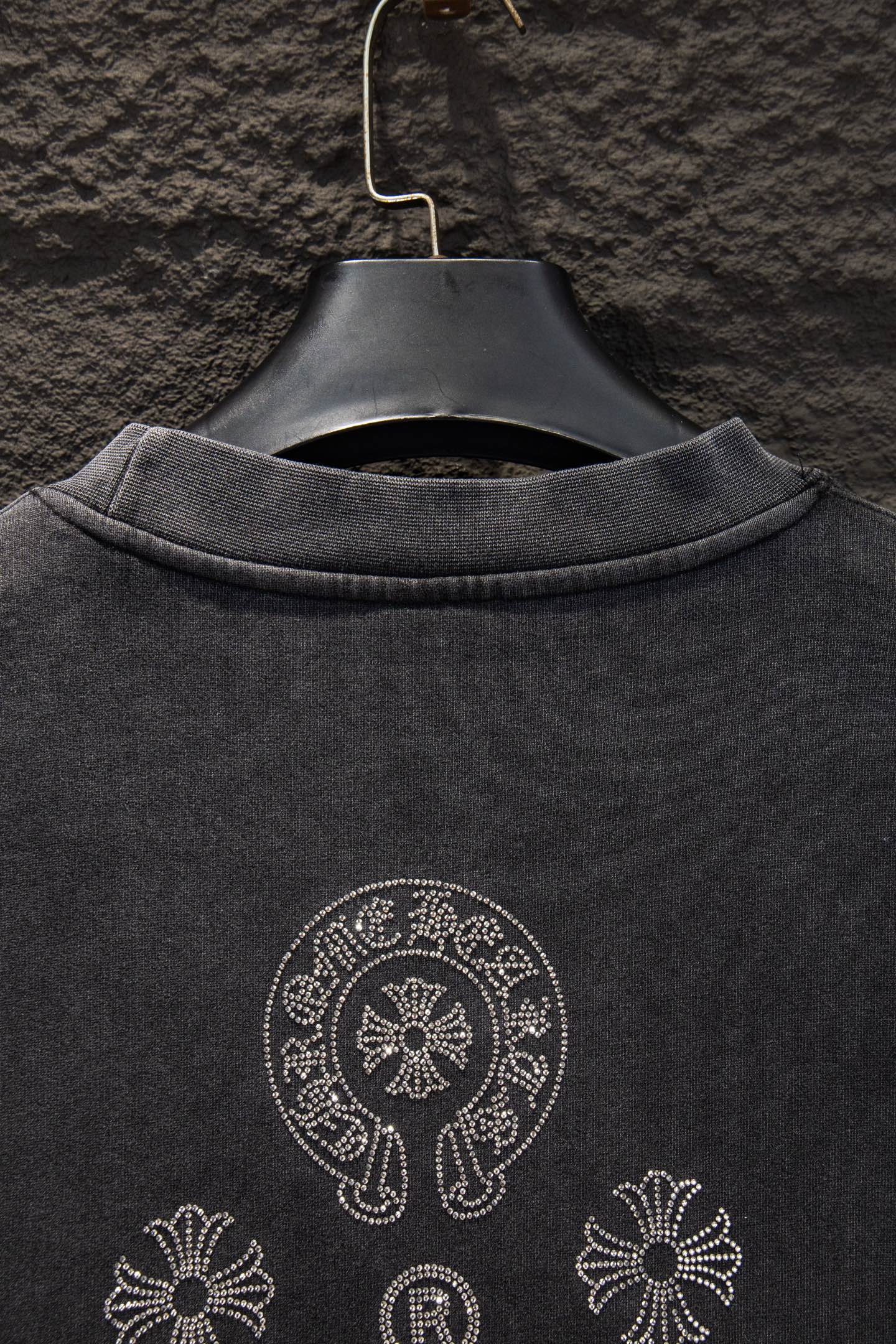 同图不同版,冲🐮货,随意对比 款号:7269#💰224
🆕Chrome hearts 新款烫钻炒色卫衣
os版型真的很迷人
克罗家也真的是绝绝子
每一季新品版型都做到极致
实穿度很高,随意搭都nice✔️
-
⚠️100%棉
采用订色订染毛圈纯棉卫衣面,420g双股双纱,手感舒适 进口针织针梳棉进行制作,厚度适中,有垂感又有轮廓型,上身就是一个舒适!!对微胖身型包容性强,穿上瞬间瘦五斤!
特订多颗奥地利烫钻,光线下具有天然水晶的bling bling亮闪效果,多切面反光点,制作成本极高,激光制模含电脑雕刻机和激光机 以颗粒为单位分毫不差,最后高温烫定型,烫好后还需反复在烫图上测试牢固度,在灯光照射下可呈现五彩斑斓般反光
衣身加入反底炒色元素处理,更大大增加了服装的趣味性;独特的视觉效果。
下摆 宽松收口 双层面料 收口效果好 精致锁边
颜色: 水洗黑 反底炒灰 尺码:S-M-L-XL