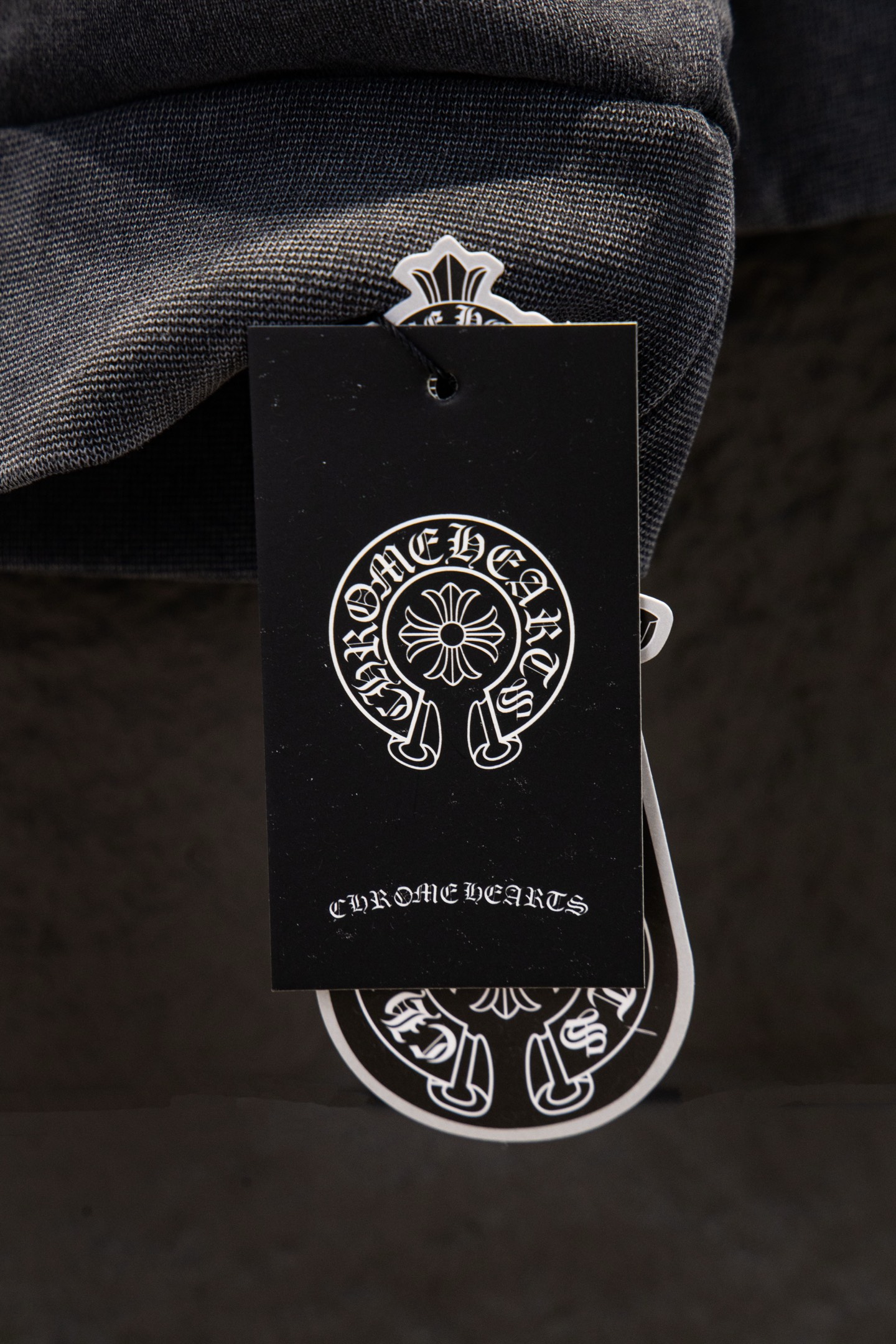 同图不同版,冲🐮货,随意对比 款号:7269#💰224
🆕Chrome hearts 新款烫钻炒色卫衣
os版型真的很迷人
克罗家也真的是绝绝子
每一季新品版型都做到极致
实穿度很高,随意搭都nice✔️
-
⚠️100%棉
采用订色订染毛圈纯棉卫衣面,420g双股双纱,手感舒适 进口针织针梳棉进行制作,厚度适中,有垂感又有轮廓型,上身就是一个舒适!!对微胖身型包容性强,穿上瞬间瘦五斤!
特订多颗奥地利烫钻,光线下具有天然水晶的bling bling亮闪效果,多切面反光点,制作成本极高,激光制模含电脑雕刻机和激光机 以颗粒为单位分毫不差,最后高温烫定型,烫好后还需反复在烫图上测试牢固度,在灯光照射下可呈现五彩斑斓般反光
衣身加入反底炒色元素处理,更大大增加了服装的趣味性;独特的视觉效果。
下摆 宽松收口 双层面料 收口效果好 精致锁边
颜色: 水洗黑 反底炒灰 尺码:S-M-L-XL