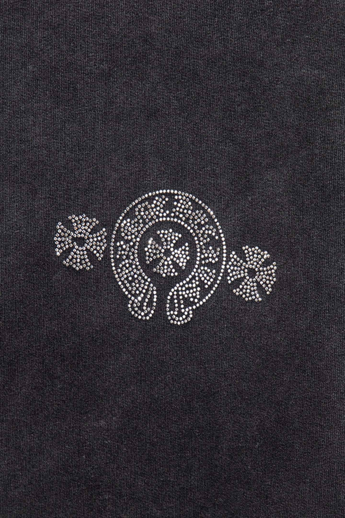 同图不同版,冲🐮货,随意对比 款号:7269#💰224
🆕Chrome hearts 新款烫钻炒色卫衣
os版型真的很迷人
克罗家也真的是绝绝子
每一季新品版型都做到极致
实穿度很高,随意搭都nice✔️
-
⚠️100%棉
采用订色订染毛圈纯棉卫衣面,420g双股双纱,手感舒适 进口针织针梳棉进行制作,厚度适中,有垂感又有轮廓型,上身就是一个舒适!!对微胖身型包容性强,穿上瞬间瘦五斤!
特订多颗奥地利烫钻,光线下具有天然水晶的bling bling亮闪效果,多切面反光点,制作成本极高,激光制模含电脑雕刻机和激光机 以颗粒为单位分毫不差,最后高温烫定型,烫好后还需反复在烫图上测试牢固度,在灯光照射下可呈现五彩斑斓般反光
衣身加入反底炒色元素处理,更大大增加了服装的趣味性;独特的视觉效果。
下摆 宽松收口 双层面料 收口效果好 精致锁边
颜色: 水洗黑 反底炒灰 尺码:S-M-L-XL