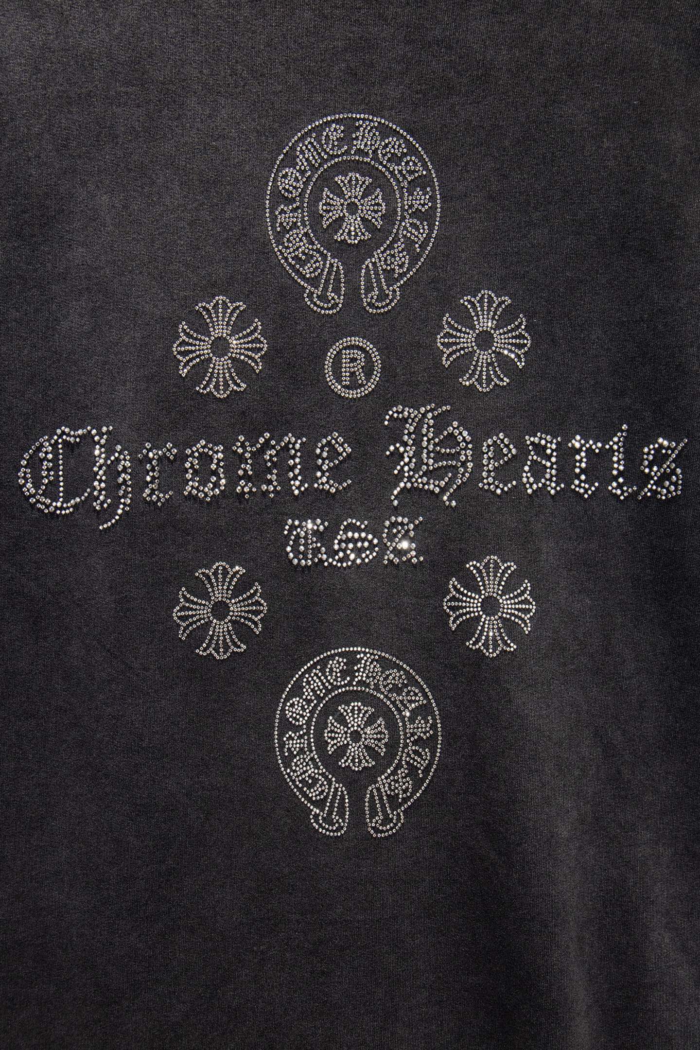 同图不同版,冲🐮货,随意对比 款号:7269#💰224
🆕Chrome hearts 新款烫钻炒色卫衣
os版型真的很迷人
克罗家也真的是绝绝子
每一季新品版型都做到极致
实穿度很高,随意搭都nice✔️
-
⚠️100%棉
采用订色订染毛圈纯棉卫衣面,420g双股双纱,手感舒适 进口针织针梳棉进行制作,厚度适中,有垂感又有轮廓型,上身就是一个舒适!!对微胖身型包容性强,穿上瞬间瘦五斤!
特订多颗奥地利烫钻,光线下具有天然水晶的bling bling亮闪效果,多切面反光点,制作成本极高,激光制模含电脑雕刻机和激光机 以颗粒为单位分毫不差,最后高温烫定型,烫好后还需反复在烫图上测试牢固度,在灯光照射下可呈现五彩斑斓般反光
衣身加入反底炒色元素处理,更大大增加了服装的趣味性;独特的视觉效果。
下摆 宽松收口 双层面料 收口效果好 精致锁边
颜色: 水洗黑 反底炒灰 尺码:S-M-L-XL