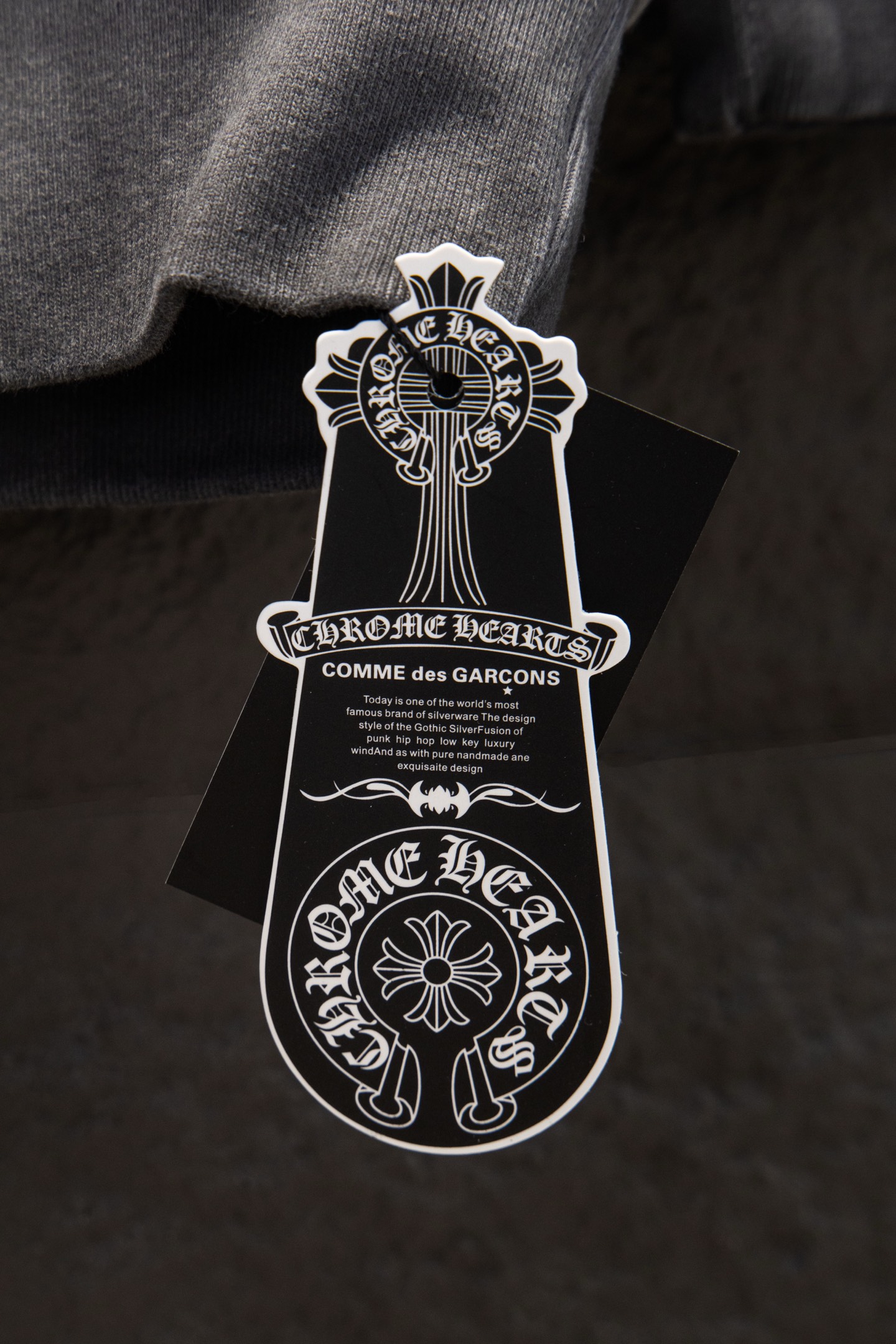 同图不同版，冲🐮货，随意对比 款号：7269#💰224
🆕Chrome hearts 新款烫钻炒色卫衣

os版型真的很迷人 
克罗家也真的是绝绝子
每一季新品版型都做到极致
实穿度很高，随意搭都nice✔️
-
⚠️100%棉
采用订色订染毛圈纯棉卫衣面，420g双股双纱，手感舒适 进口针织针梳棉进行制作，厚度适中，有垂感又有轮廓型，上身就是一个舒适！！对微胖身型包容性强，穿上瞬间瘦五斤！

特订多颗奥地利烫钻，光线下具有天然水晶的bling bling亮闪效果，多切面反光点，制作成本极高，激光制模含电脑雕刻机和激光机 以颗粒为单位分毫不差，最后高温烫定型，烫好后还需反复在烫图上测试牢固度，在灯光照射下可呈现五彩斑斓般反光
 
衣身加入反底炒色元素处理，更大大增加了服装的趣味性；独特的视觉效果。

下摆 宽松收口 双层面料 收口效果好  精致锁边 

颜色: 水洗黑 反底炒灰 尺码:S-M-L-XL
