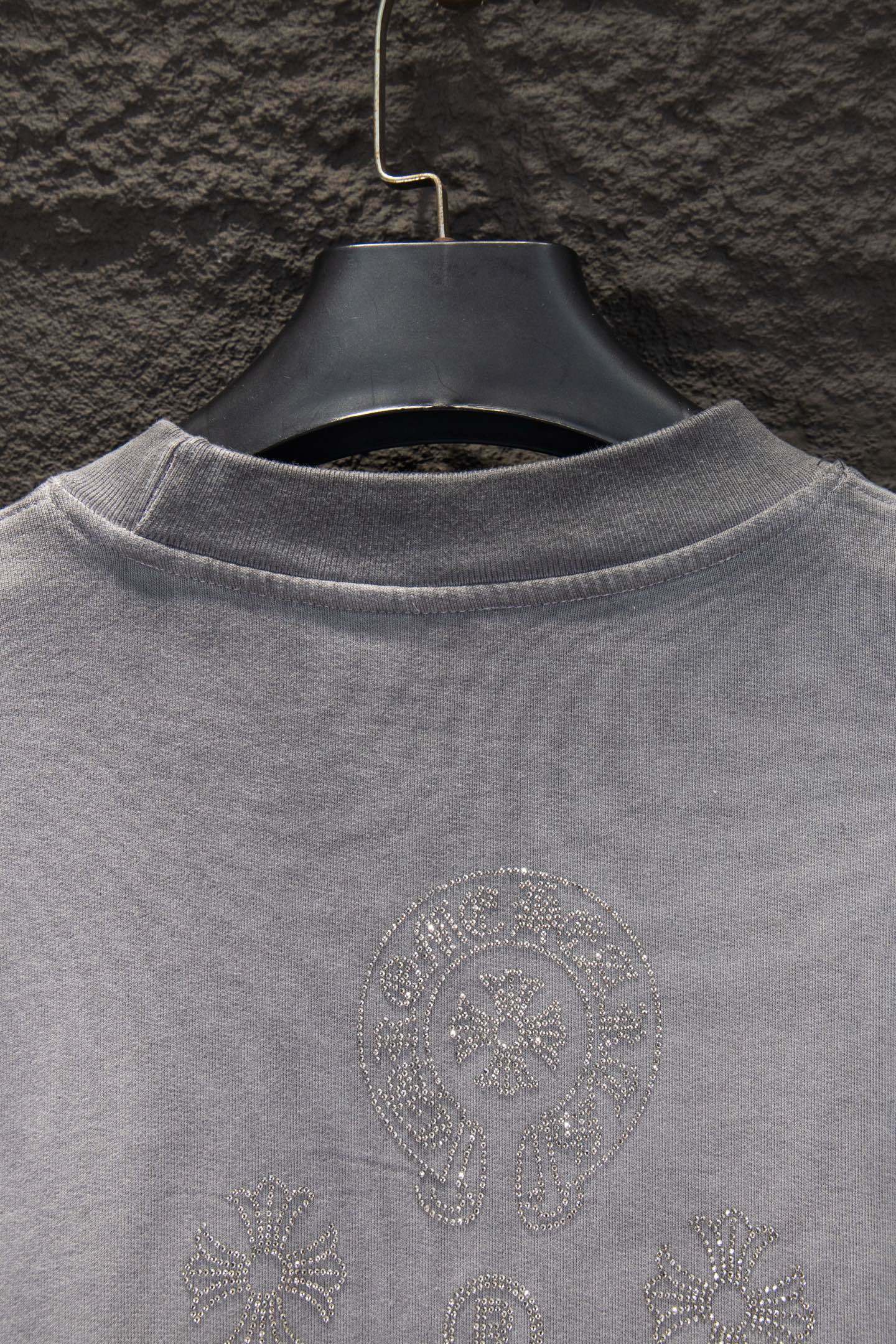 同图不同版，冲🐮货，随意对比 款号：7269#💰224
🆕Chrome hearts 新款烫钻炒色卫衣

os版型真的很迷人 
克罗家也真的是绝绝子
每一季新品版型都做到极致
实穿度很高，随意搭都nice✔️
-
⚠️100%棉
采用订色订染毛圈纯棉卫衣面，420g双股双纱，手感舒适 进口针织针梳棉进行制作，厚度适中，有垂感又有轮廓型，上身就是一个舒适！！对微胖身型包容性强，穿上瞬间瘦五斤！

特订多颗奥地利烫钻，光线下具有天然水晶的bling bling亮闪效果，多切面反光点，制作成本极高，激光制模含电脑雕刻机和激光机 以颗粒为单位分毫不差，最后高温烫定型，烫好后还需反复在烫图上测试牢固度，在灯光照射下可呈现五彩斑斓般反光
 
衣身加入反底炒色元素处理，更大大增加了服装的趣味性；独特的视觉效果。

下摆 宽松收口 双层面料 收口效果好  精致锁边 

颜色: 水洗黑 反底炒灰 尺码:S-M-L-XL