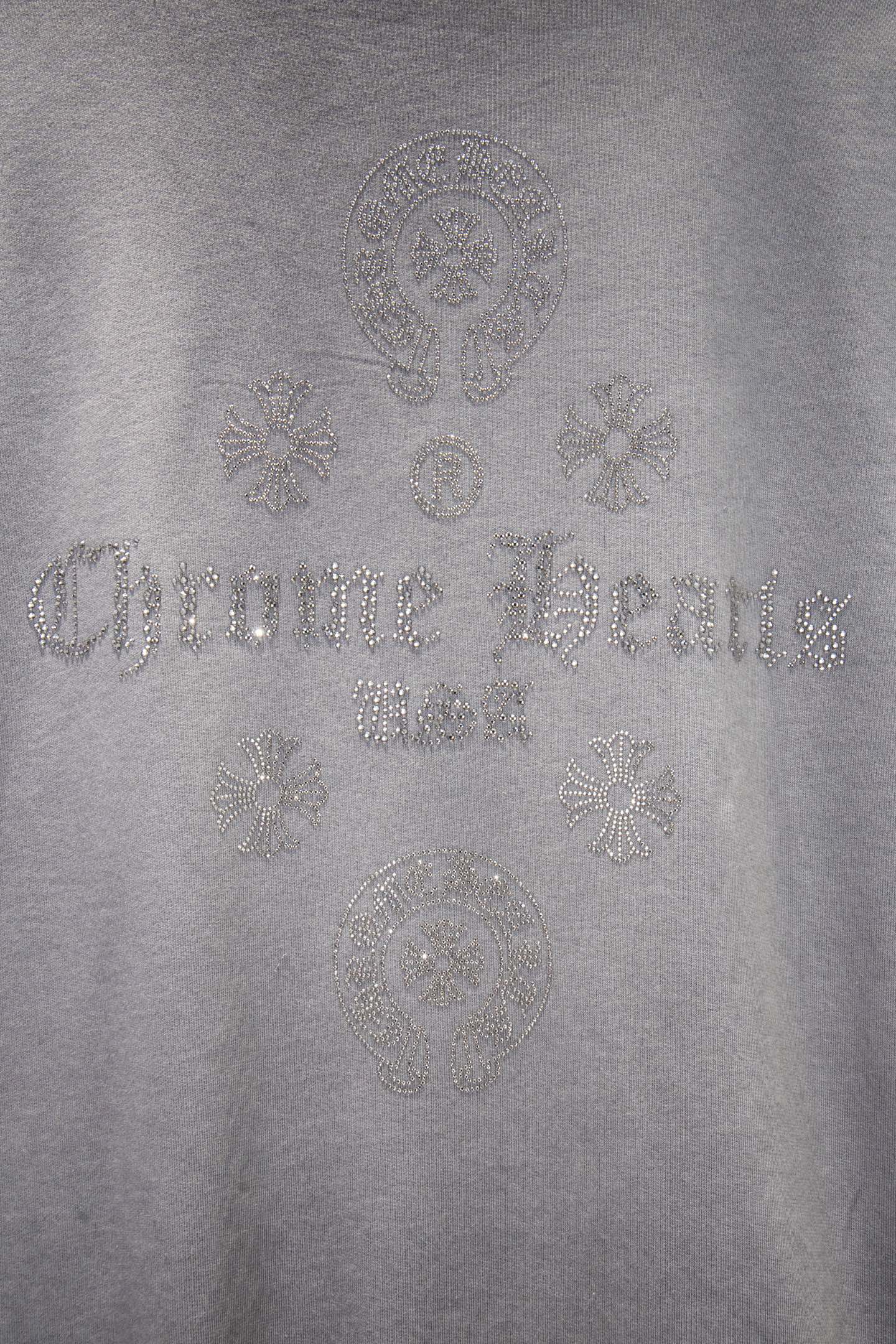 同图不同版，冲🐮货，随意对比 款号：7269#💰224
🆕Chrome hearts 新款烫钻炒色卫衣

os版型真的很迷人 
克罗家也真的是绝绝子
每一季新品版型都做到极致
实穿度很高，随意搭都nice✔️
-
⚠️100%棉
采用订色订染毛圈纯棉卫衣面，420g双股双纱，手感舒适 进口针织针梳棉进行制作，厚度适中，有垂感又有轮廓型，上身就是一个舒适！！对微胖身型包容性强，穿上瞬间瘦五斤！

特订多颗奥地利烫钻，光线下具有天然水晶的bling bling亮闪效果，多切面反光点，制作成本极高，激光制模含电脑雕刻机和激光机 以颗粒为单位分毫不差，最后高温烫定型，烫好后还需反复在烫图上测试牢固度，在灯光照射下可呈现五彩斑斓般反光
 
衣身加入反底炒色元素处理，更大大增加了服装的趣味性；独特的视觉效果。

下摆 宽松收口 双层面料 收口效果好  精致锁边 

颜色: 水洗黑 反底炒灰 尺码:S-M-L-XL