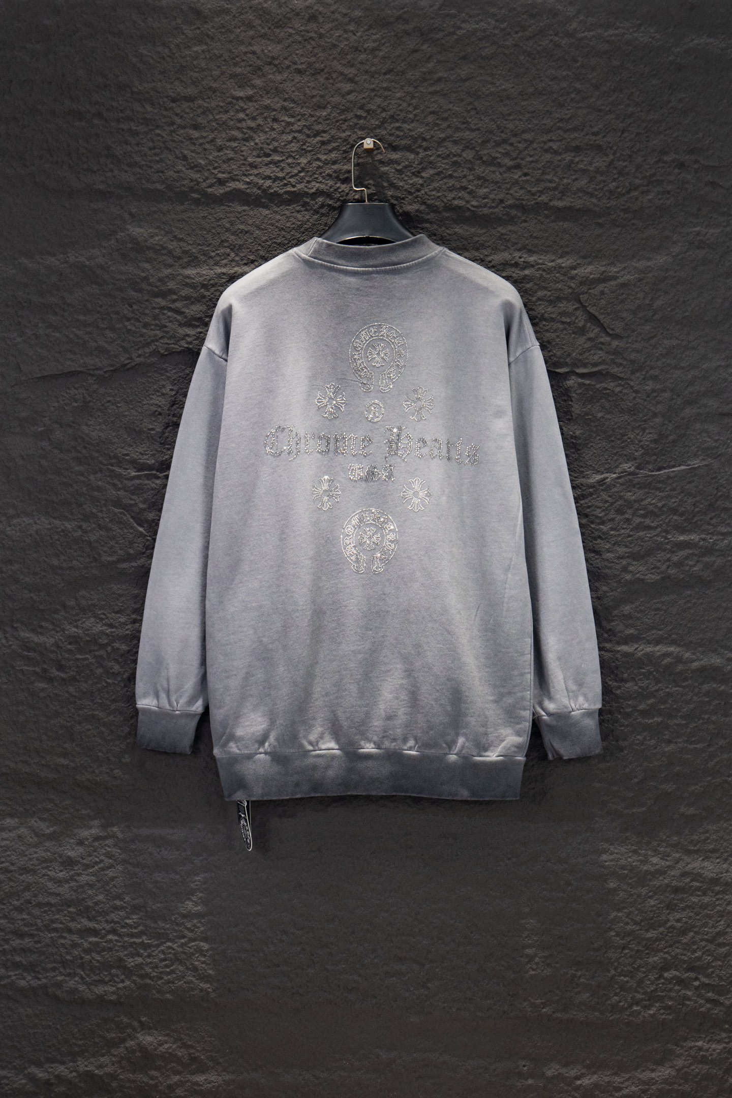 同图不同版，冲🐮货，随意对比 款号：7269#💰224
🆕Chrome hearts 新款烫钻炒色卫衣

os版型真的很迷人 
克罗家也真的是绝绝子
每一季新品版型都做到极致
实穿度很高，随意搭都nice✔️
-
⚠️100%棉
采用订色订染毛圈纯棉卫衣面，420g双股双纱，手感舒适 进口针织针梳棉进行制作，厚度适中，有垂感又有轮廓型，上身就是一个舒适！！对微胖身型包容性强，穿上瞬间瘦五斤！

特订多颗奥地利烫钻，光线下具有天然水晶的bling bling亮闪效果，多切面反光点，制作成本极高，激光制模含电脑雕刻机和激光机 以颗粒为单位分毫不差，最后高温烫定型，烫好后还需反复在烫图上测试牢固度，在灯光照射下可呈现五彩斑斓般反光
 
衣身加入反底炒色元素处理，更大大增加了服装的趣味性；独特的视觉效果。

下摆 宽松收口 双层面料 收口效果好  精致锁边 

颜色: 水洗黑 反底炒灰 尺码:S-M-L-XL