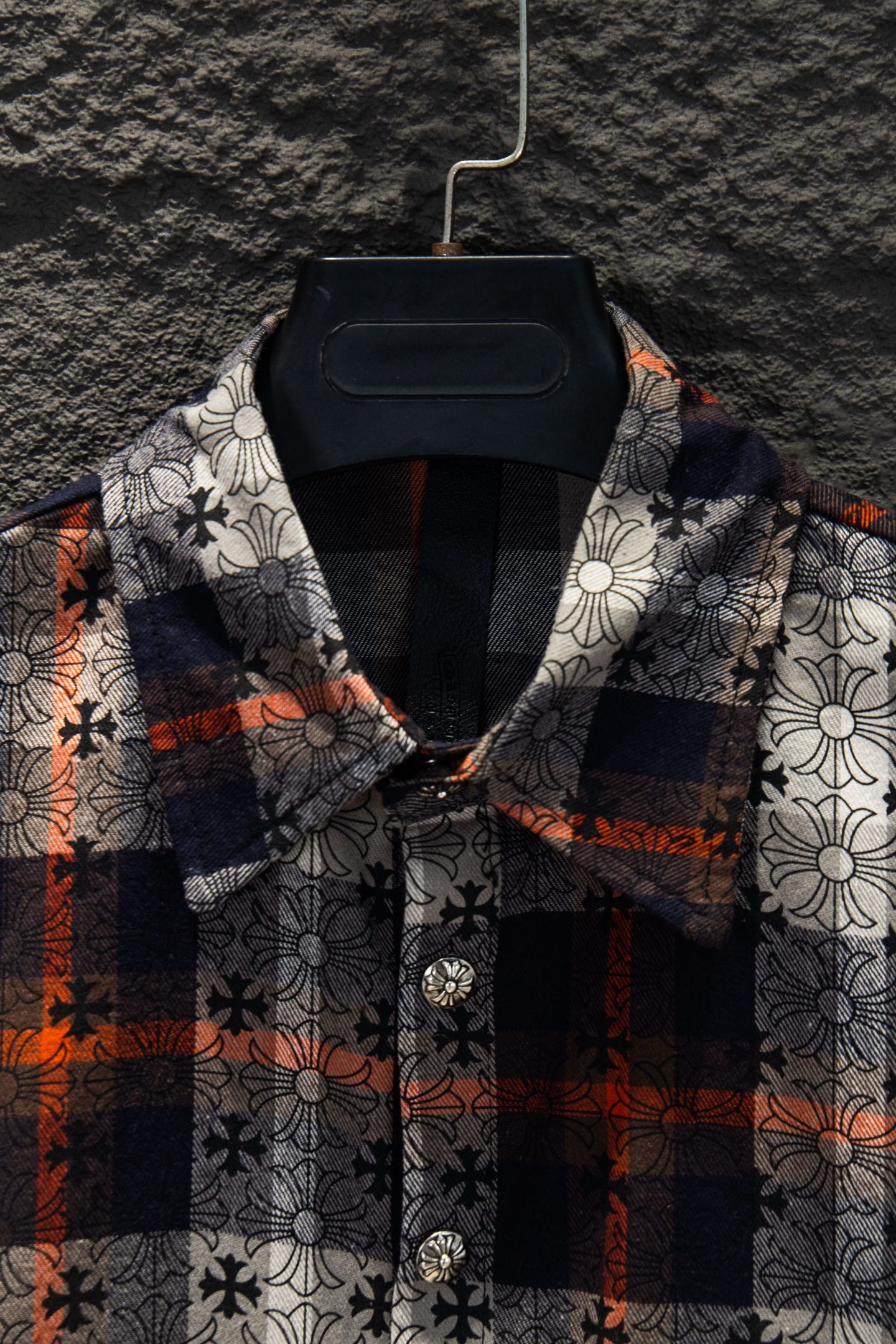 :💰230
ChromeHearts/克罗心 25Fw满印袖口贴皮格子衬衫
订制提花面料,各种风格都可以驾驭它 夜店必备款这款无性别衬衫 男女都可当外套内搭都行 男女皆可轻松驾驭!
心心念念的格子衬衫给你们安排了格子控来报到!
原版宽松版型 优选高品质纯棉面料 面料花纹高清细腻无毛边 穿着舒适透气 纽扣全部开模定制 随性时髦可搭配任意下装 春夏可防风防晒 秋冬内搭或是外穿都非常可!轻松凹造型 显瘦显高 男女均可完美驾驭!定制主标 辅料 水洗齐全 全身走线品控无线头!
奢华暗黑高街,属于好莱坞的奢侈品克罗心,25SS最新情侣皮质十字短袖T恤,无不体现自身独特的风格!黑色厚实棉质、山羊皮贴布绣、定制金属五金件手工缝制,硅胶亮油印花,多种材质碰撞出独有的质感,同时融合了ChromeHearts中世纪风格梵文字体、经典马蹄、在优美的弧线与全黑的阴影之下营造出独特而迷人的暗黑质感,充满了艺术感!
颜色:黑色 蓝色 黑色 尺码:S M L XL