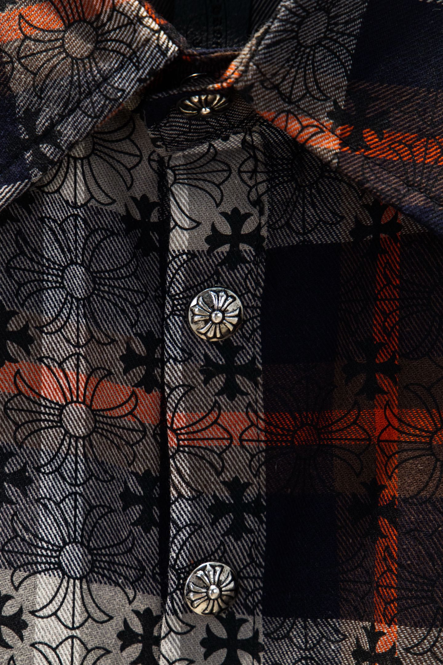 :💰230
ChromeHearts/克罗心 25Fw满印袖口贴皮格子衬衫
订制提花面料,各种风格都可以驾驭它 夜店必备款这款无性别衬衫 男女都可当外套内搭都行 男女皆可轻松驾驭!
心心念念的格子衬衫给你们安排了格子控来报到!
原版宽松版型 优选高品质纯棉面料 面料花纹高清细腻无毛边 穿着舒适透气 纽扣全部开模定制 随性时髦可搭配任意下装 春夏可防风防晒 秋冬内搭或是外穿都非常可!轻松凹造型 显瘦显高 男女均可完美驾驭!定制主标 辅料 水洗齐全 全身走线品控无线头!
奢华暗黑高街,属于好莱坞的奢侈品克罗心,25SS最新情侣皮质十字短袖T恤,无不体现自身独特的风格!黑色厚实棉质、山羊皮贴布绣、定制金属五金件手工缝制,硅胶亮油印花,多种材质碰撞出独有的质感,同时融合了ChromeHearts中世纪风格梵文字体、经典马蹄、在优美的弧线与全黑的阴影之下营造出独特而迷人的暗黑质感,充满了艺术感!
颜色:黑色 蓝色 黑色 尺码:S M L XL